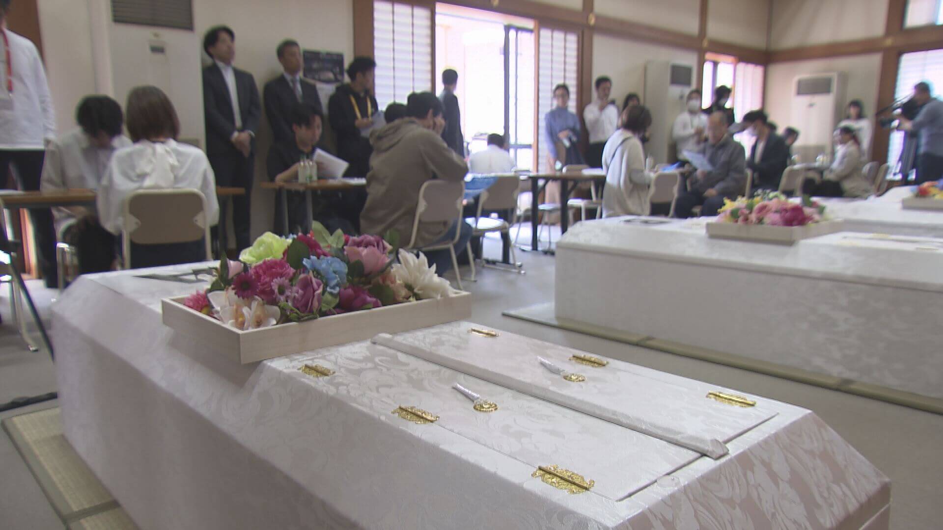 カープコラボひつぎも　入棺体験「次の人生をどうするか…」　広島