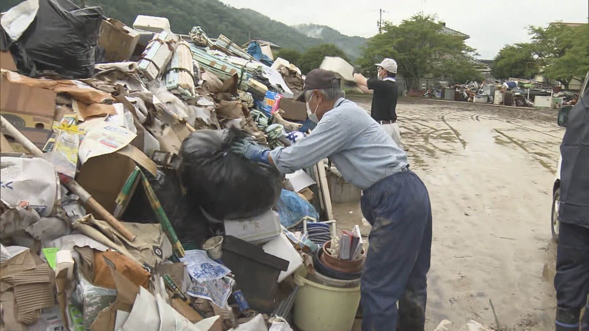 大雨の片付け進むも土砂災害に警戒　広島