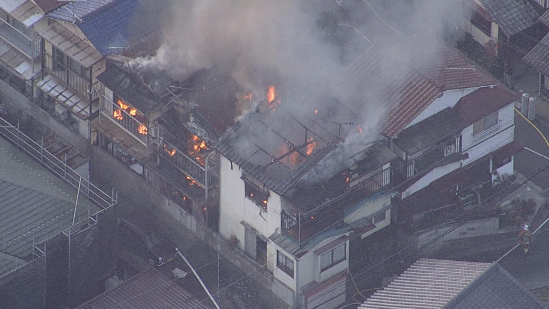 住宅街で５棟が燃える火事 高齢男性が意識不明 広島市安芸区 