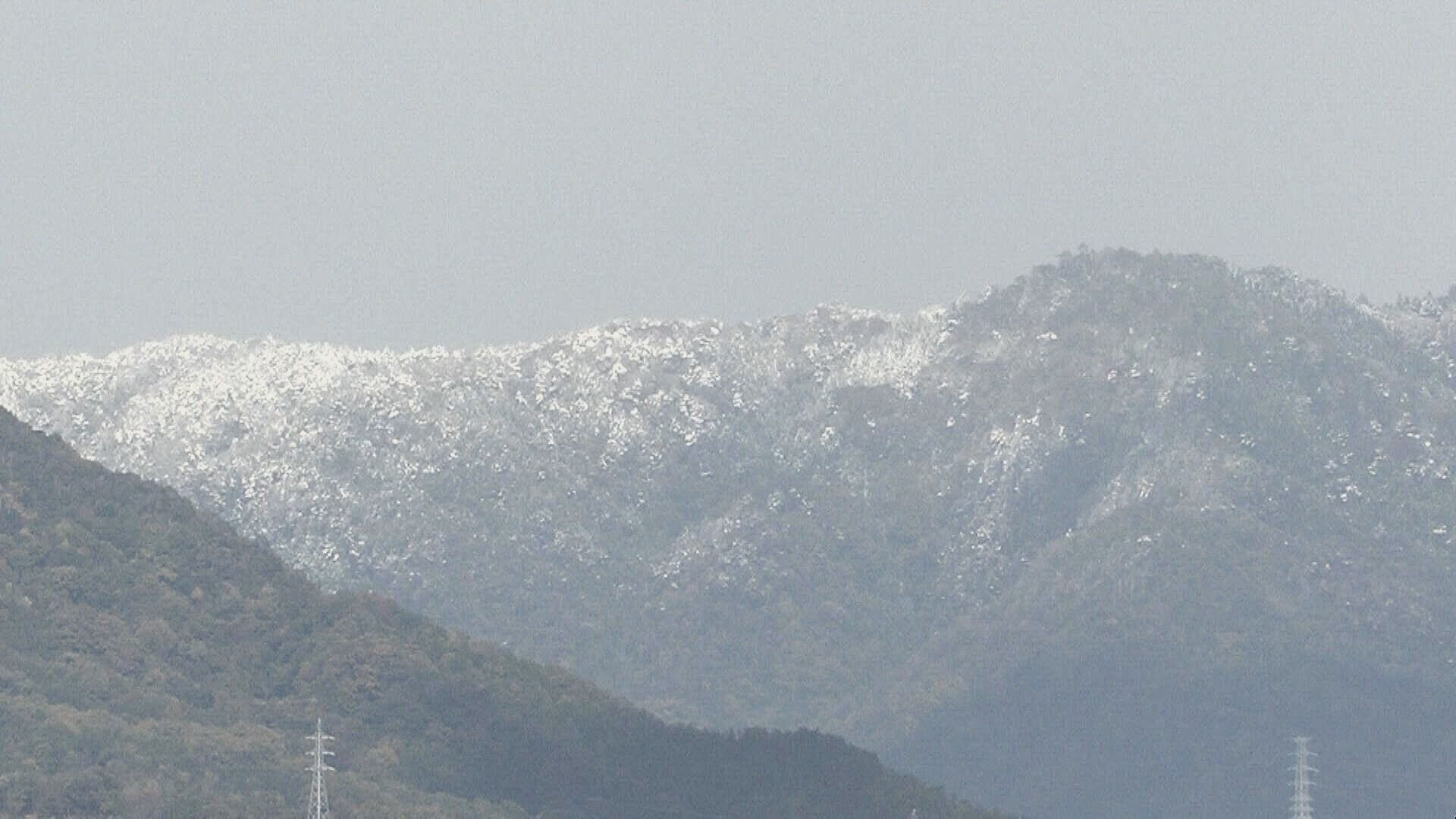 １８日、極楽寺山で初冠雪　平年より２６日早く　広島