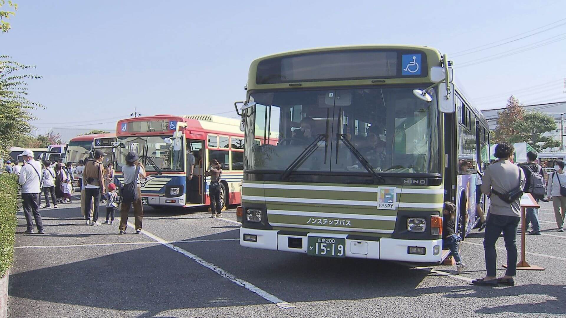 ３連休最終日に「ひろしまバスまつり」大勢の人でにぎわう　広島市