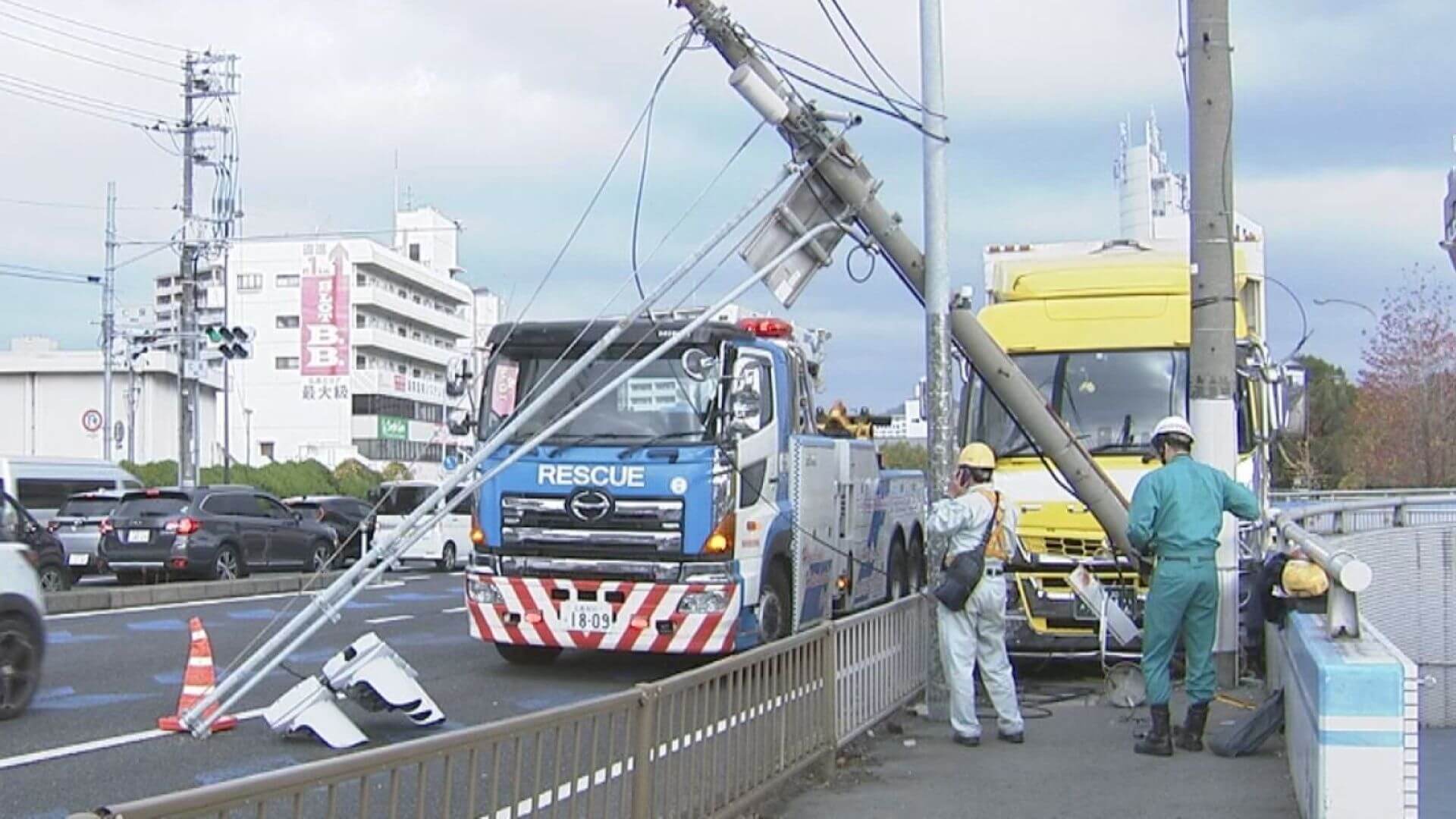 国道２号で大型トラックが歩道乗り上げ信号機付き電柱を倒す事故　けが人なしも渋滞発生　広島・南区