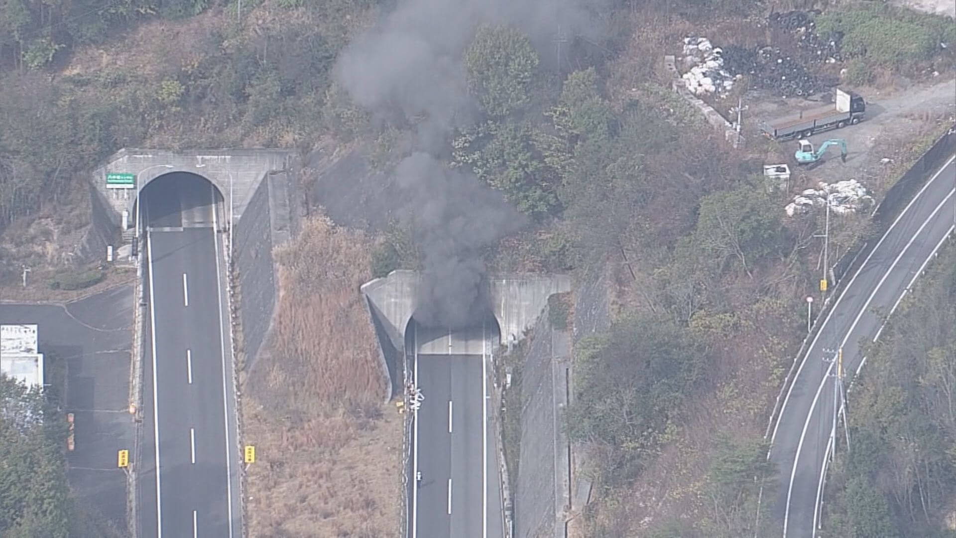八本松トンネルでトラック火災　山陽道上り 志和ＩＣ－西条ＩＣで通行止め（午後５時時点）広島