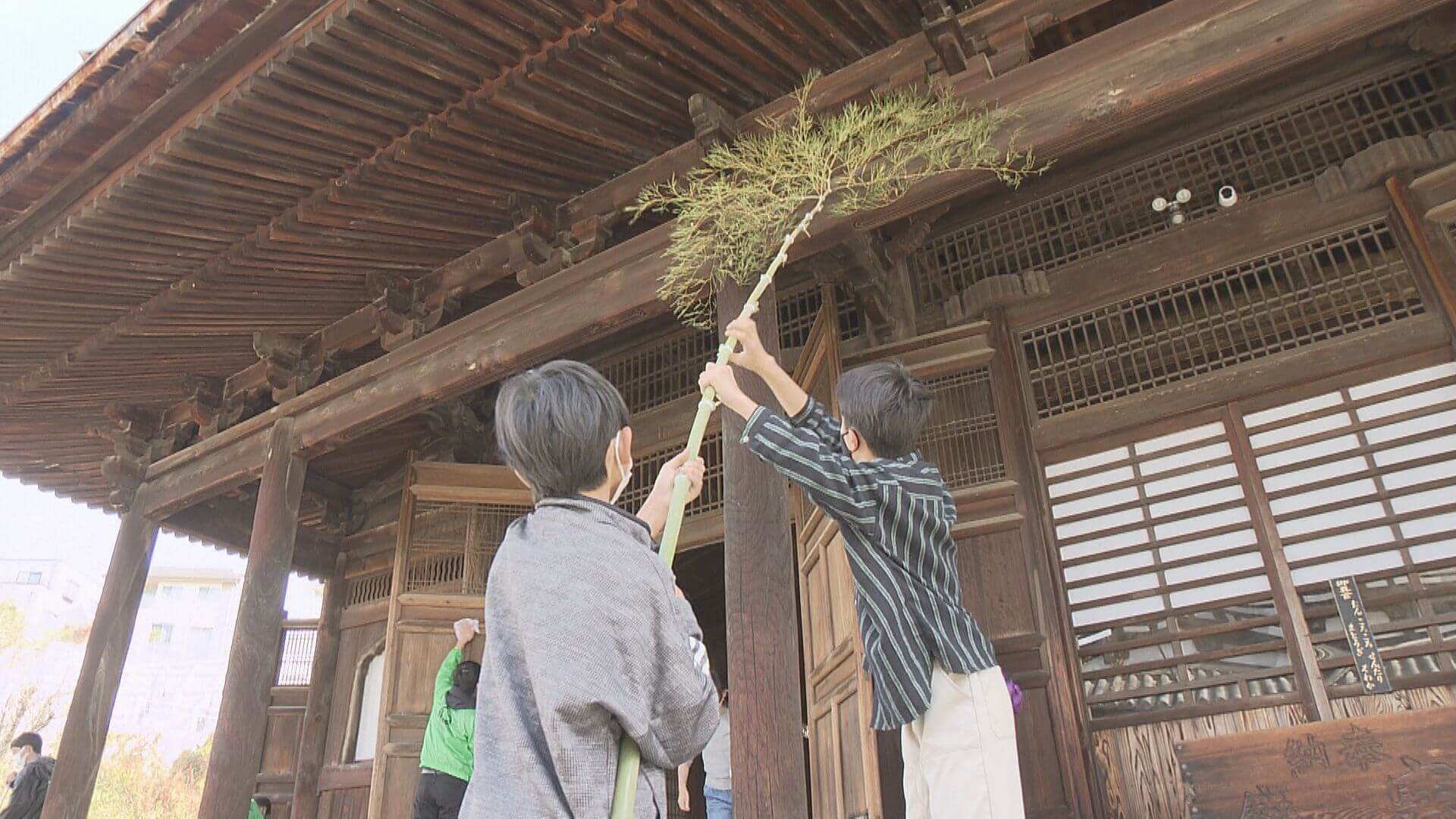 年末の大掃除　国宝がある寺院で「すす払い」　広島市