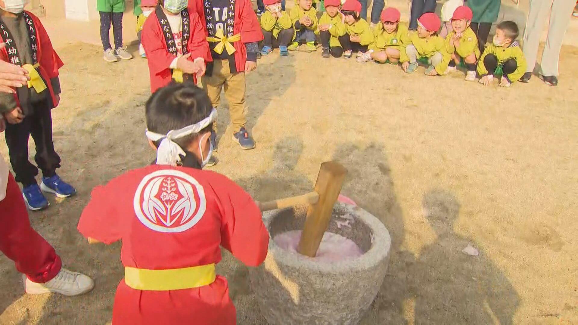きねを使ってペッタン♪　年の瀬　園児が餅つき　福山市