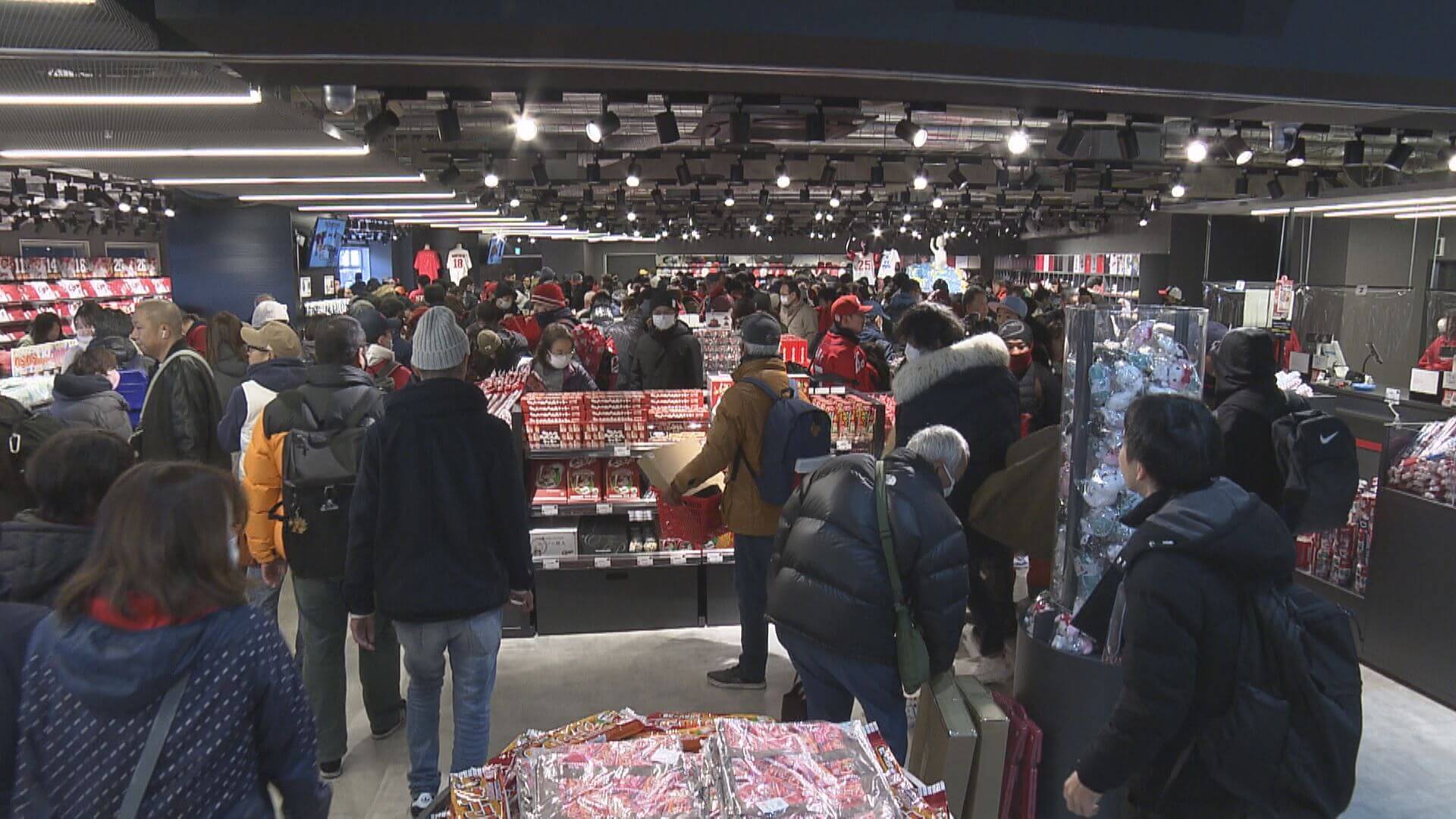 広島　カープ公式グッズに200人の行列　480種類の新商品も