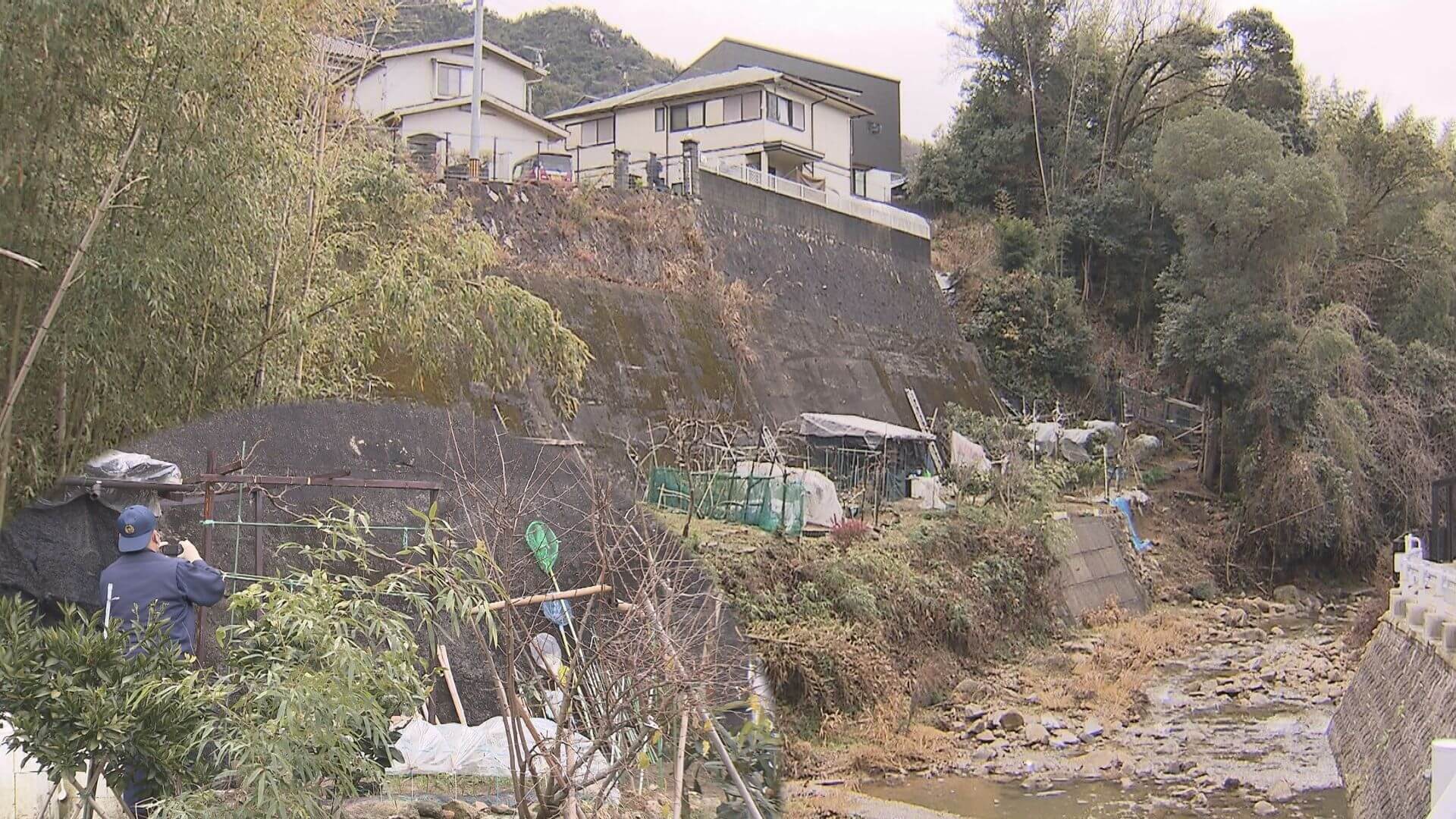 川ののり面に高齢女性が倒れているのを発見　死亡確認　広島市東区