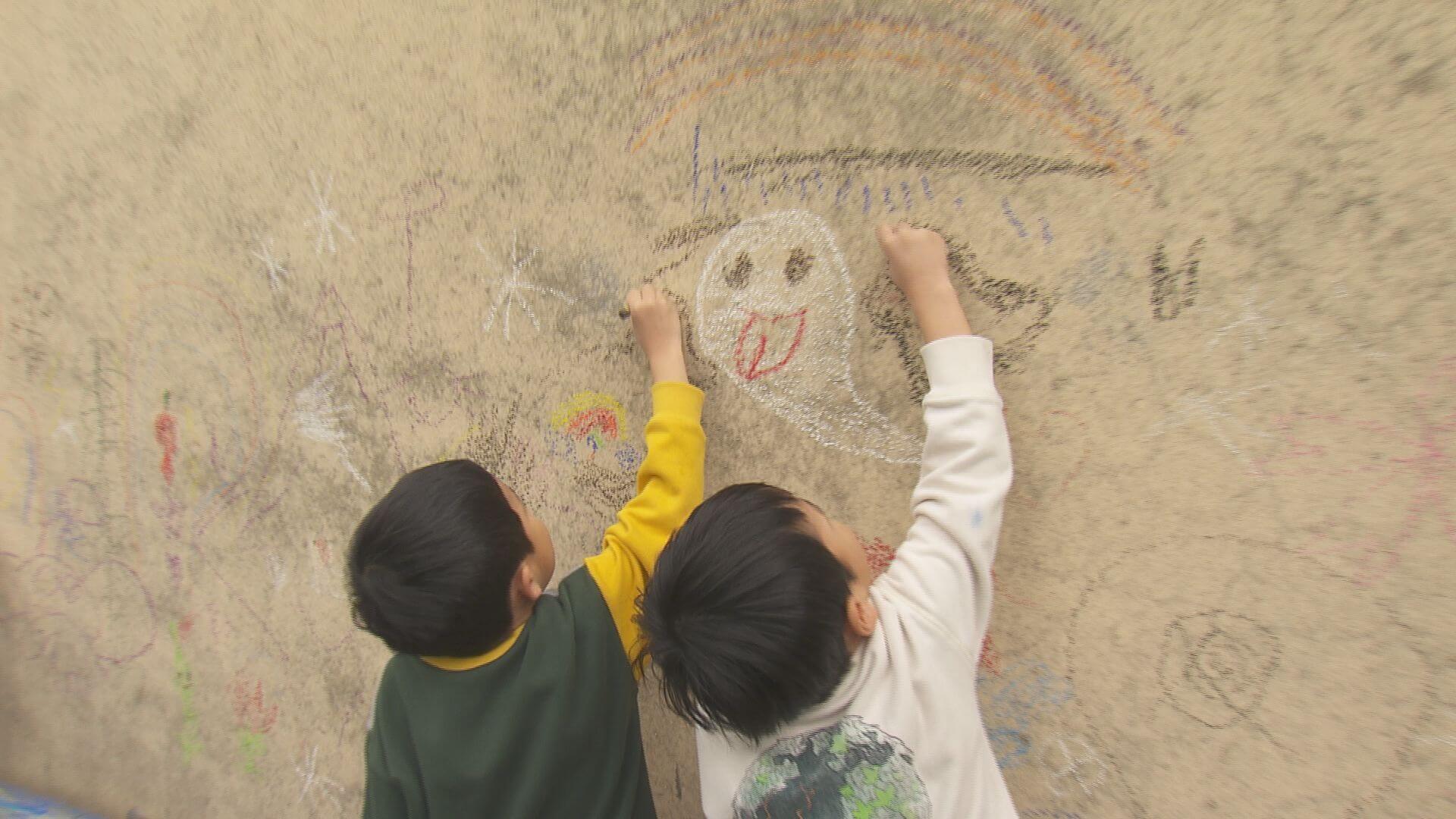 「いっぱい描けた！」床も！壁も！園児が校舎に落書き　広島市