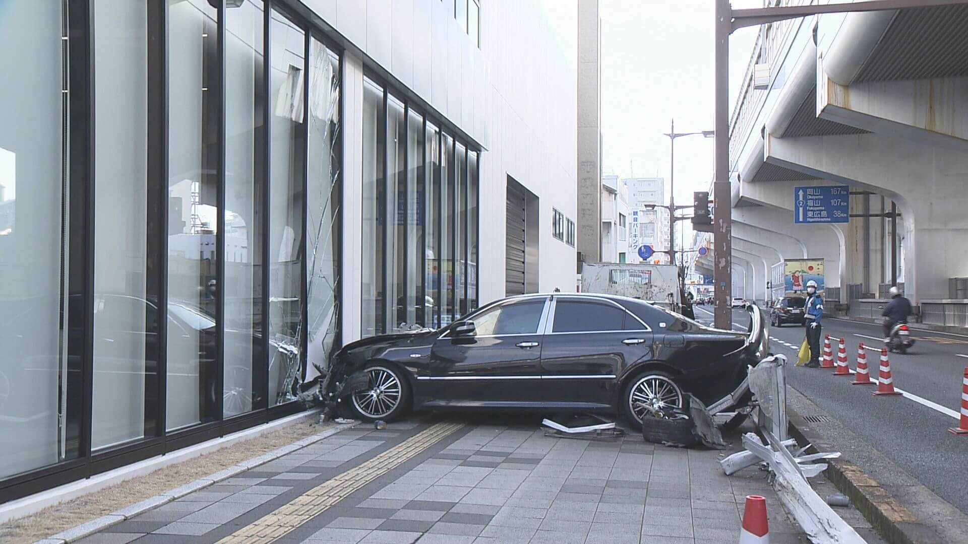 ランボルギーニ販売店に車突っ込む　店内に約１億円の高級車　広島・西区
