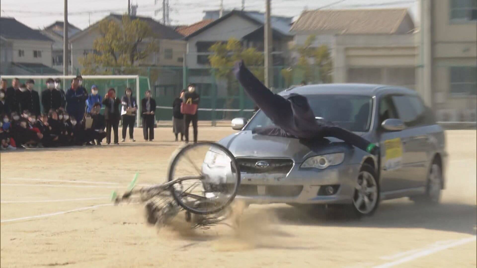 自転車事故増加中　高校でスタントパーソンが事故を実演　自転車への「青切符」とは？　広島