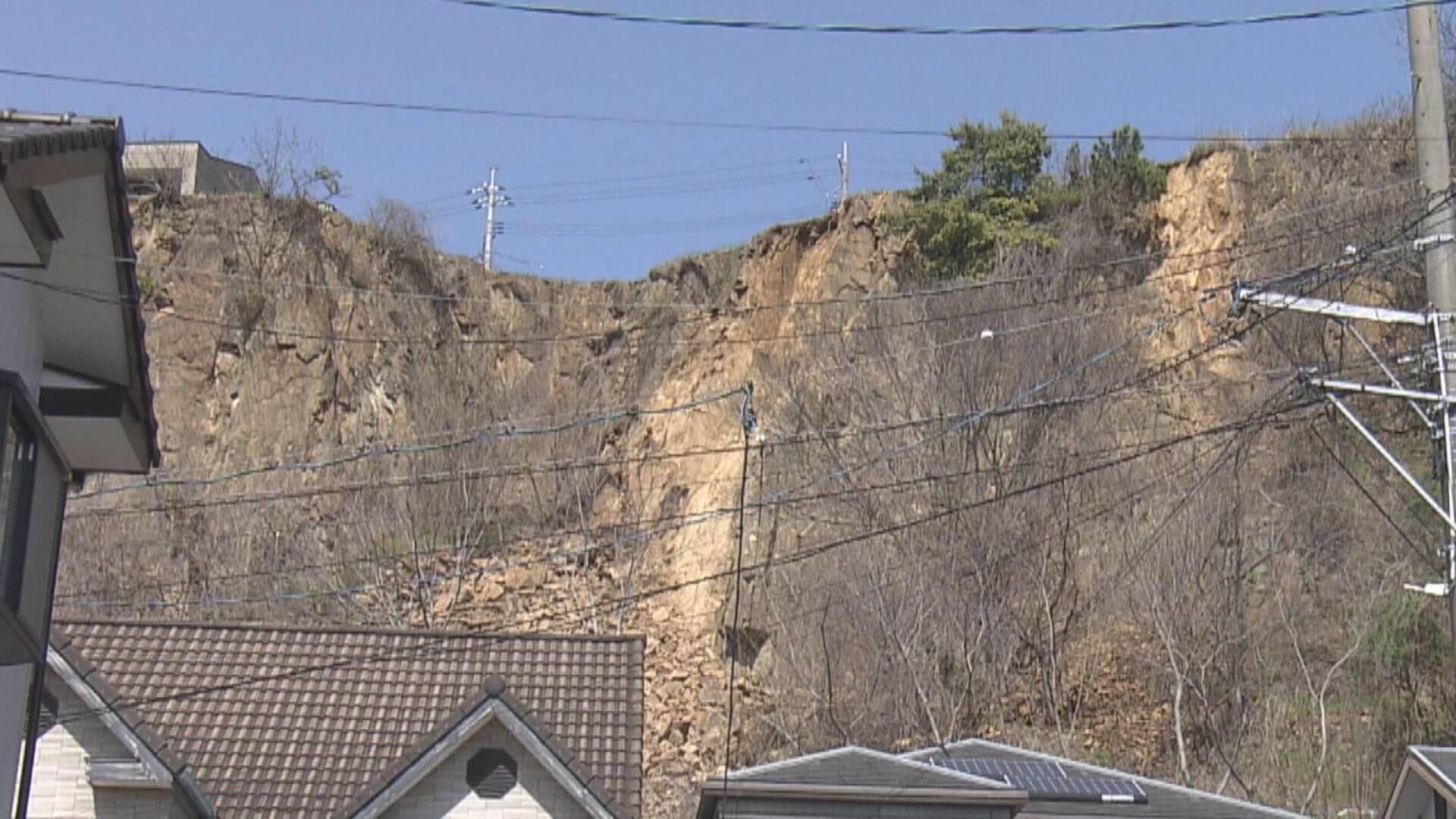 住宅地のがけ崩れる　住民や建物に被害なし　広島市南区
