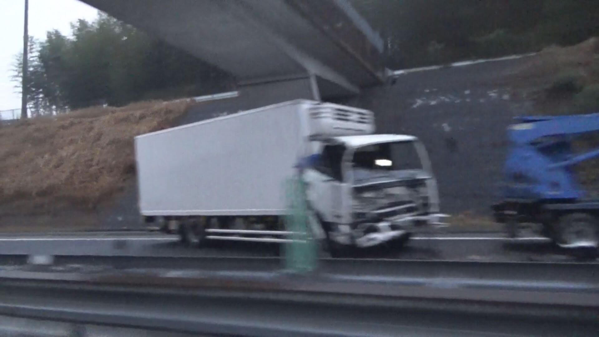 山陽道　横転していた作業車にトラック衝突　女性１人意識不明　広島