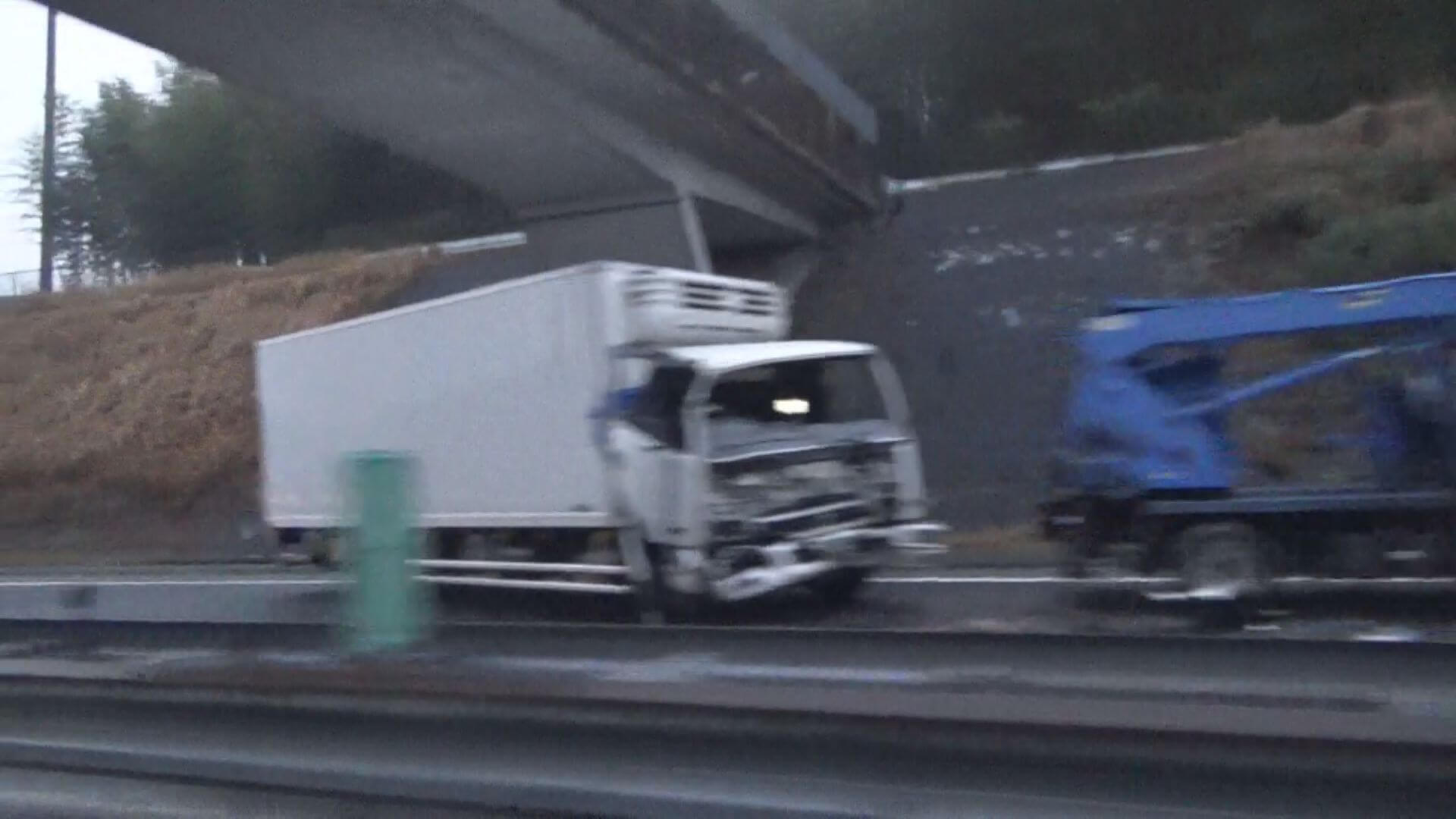 山陽自動車道下りで横転した作業車にトラックが衝突する事故　４０代女性が意識不明重体　広島