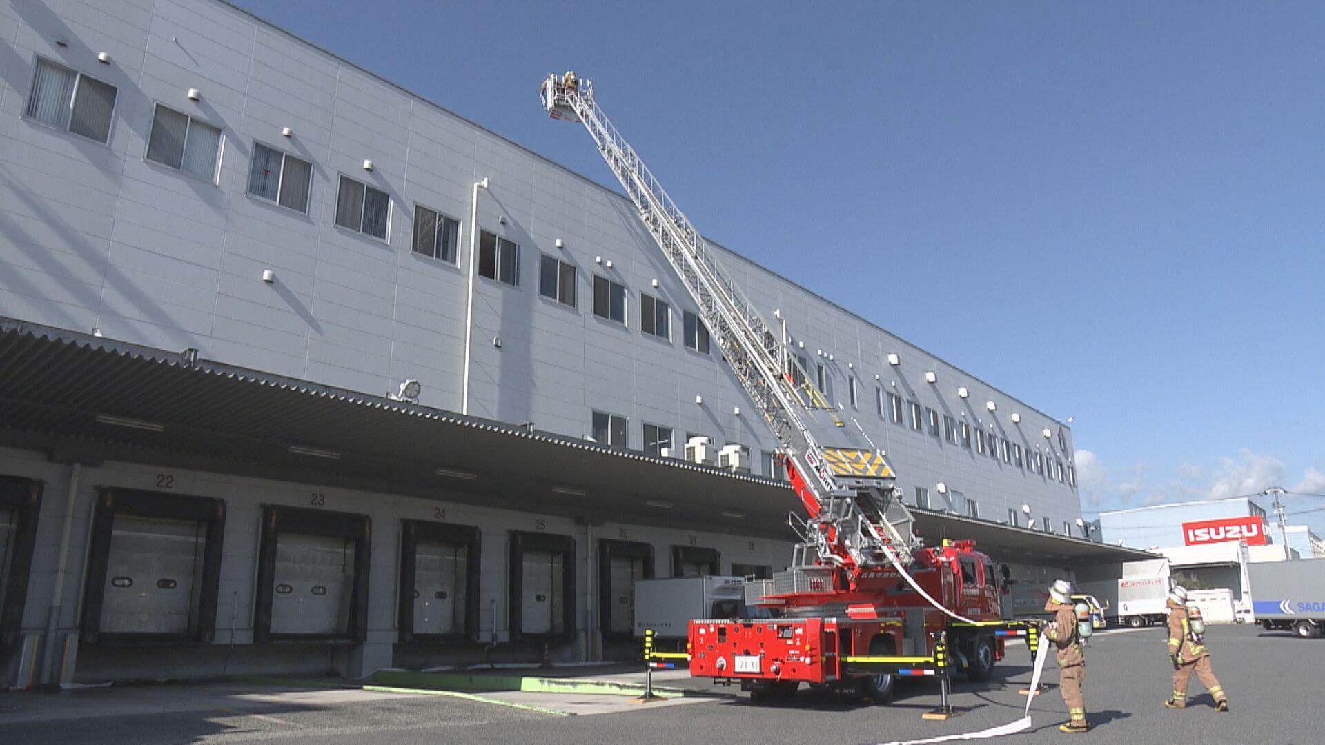 大規模倉庫で消防訓練　はしご車で逃げ遅れ救助など確認　広島