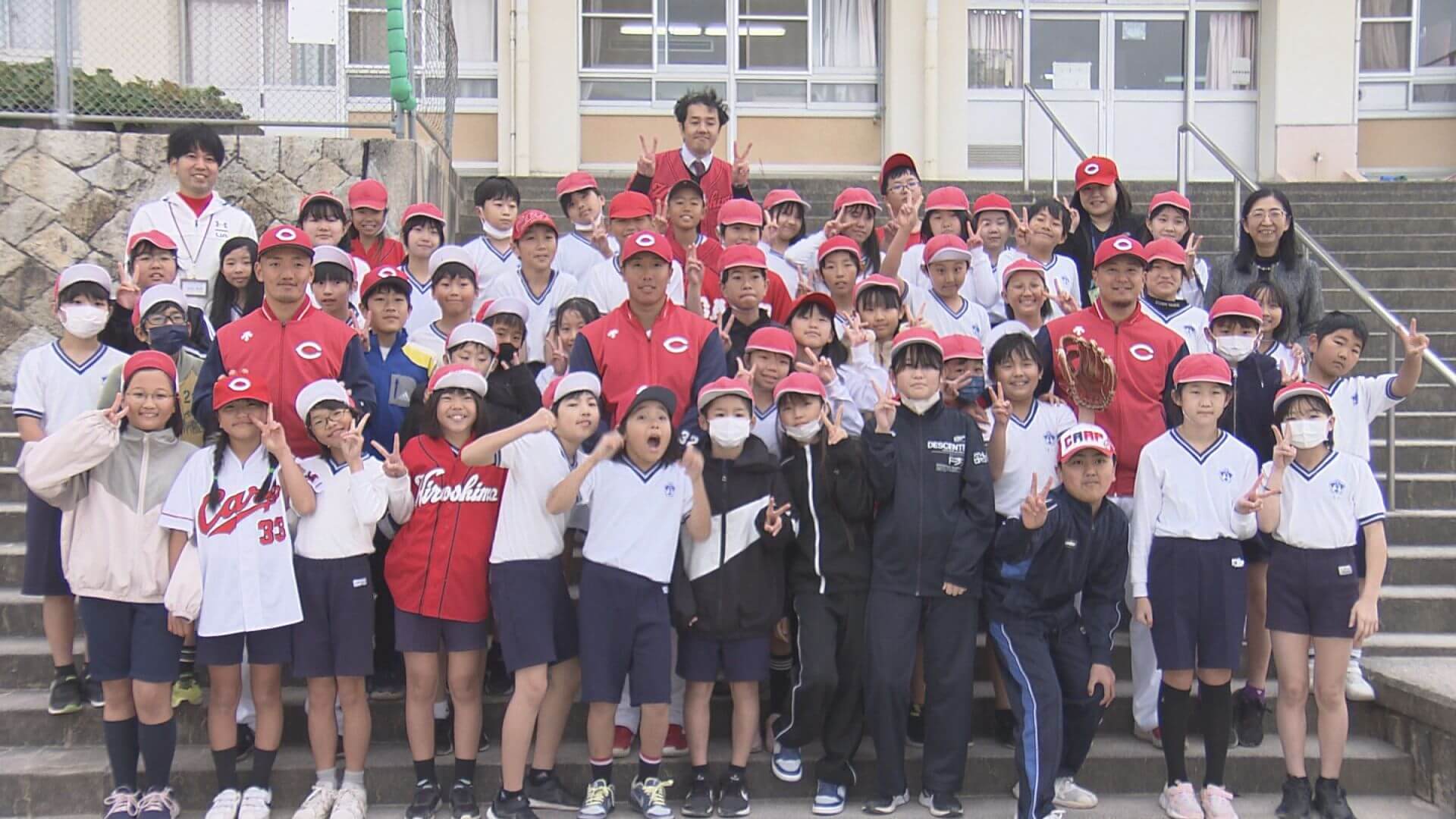 カープ矢野選手ら３人が小学校訪問　広島西区　