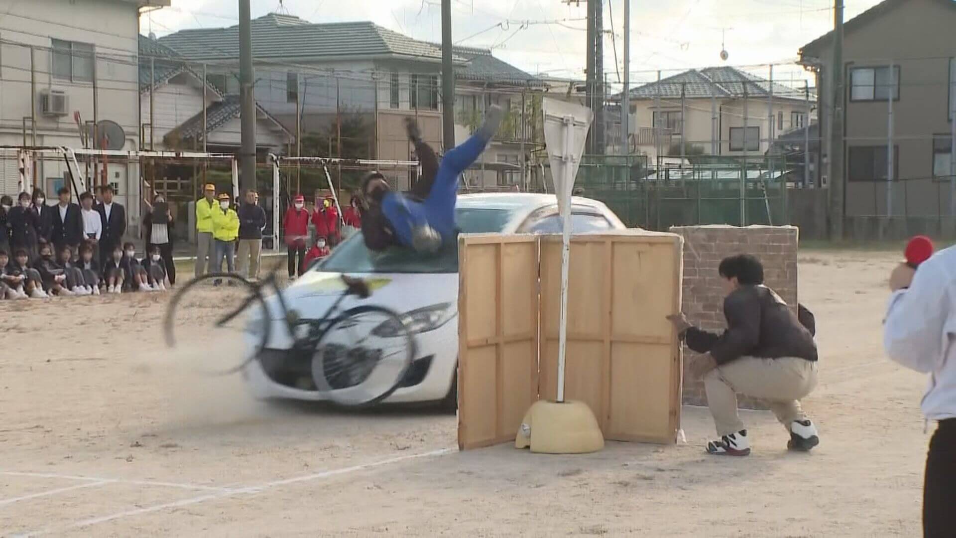 中学校で交通安全教室　自転車「ながら運転」を実演　呉市