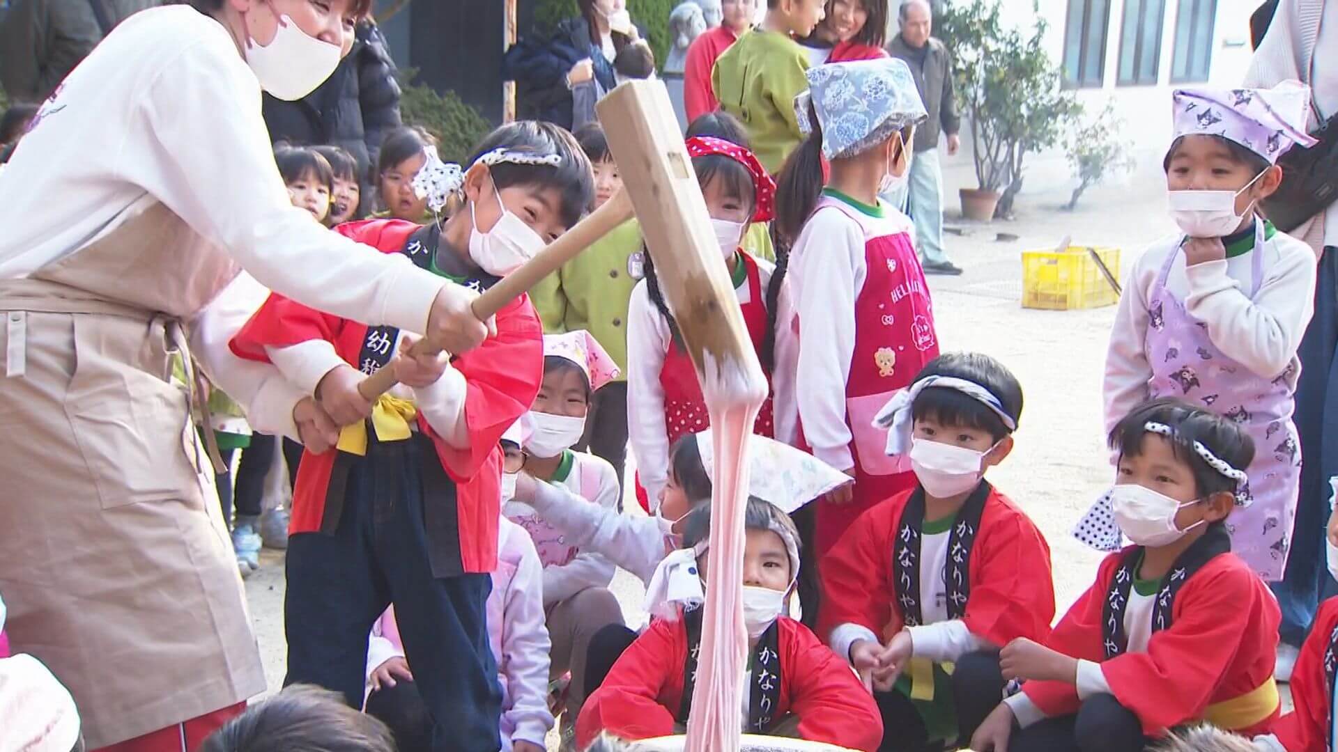 園児が挑戦！昔ながらの餅つき「ペッタンするのが楽しい」　福山市