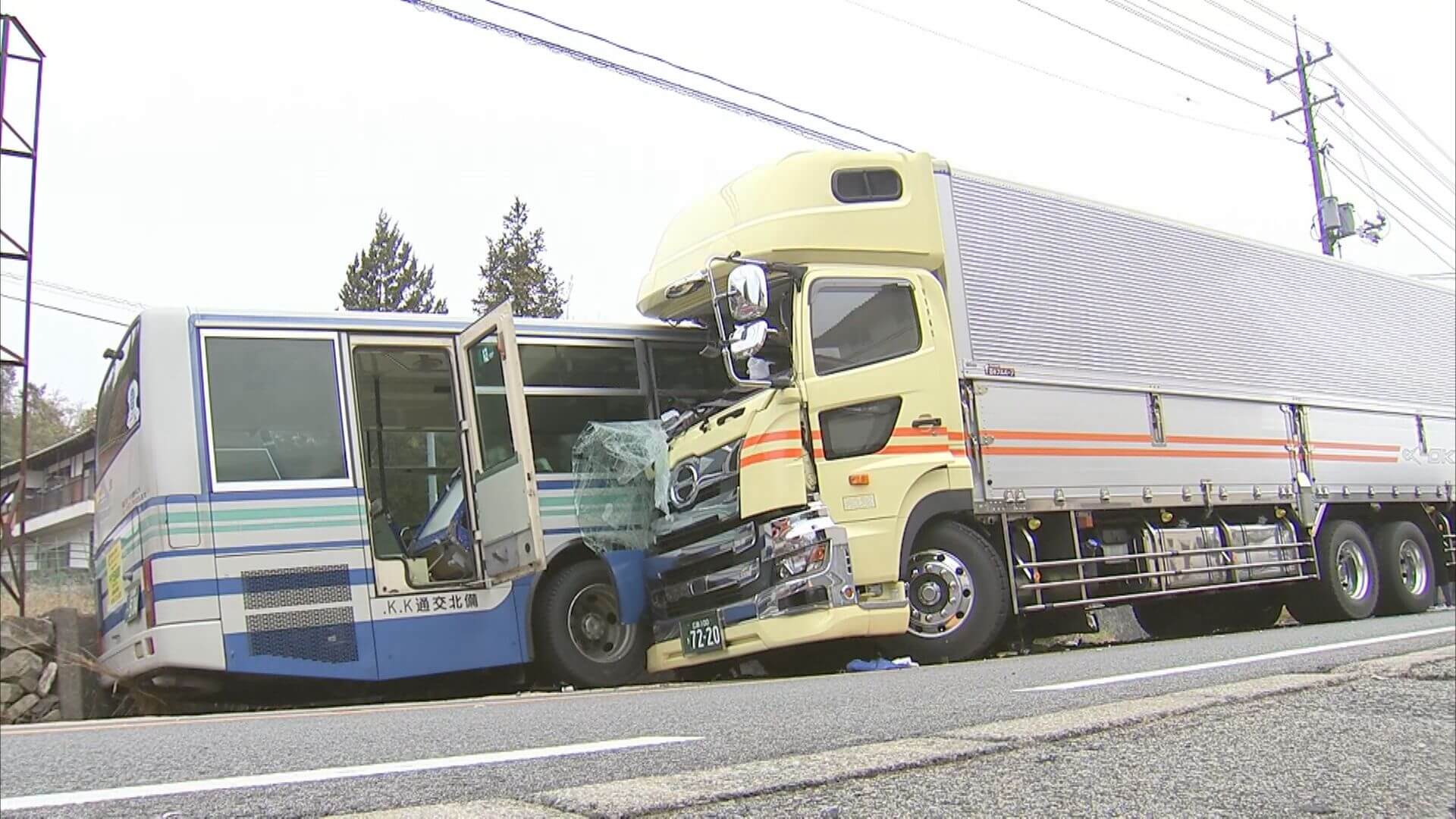 路線バスとトラックが正面衝突　４人重軽傷　安芸高田市