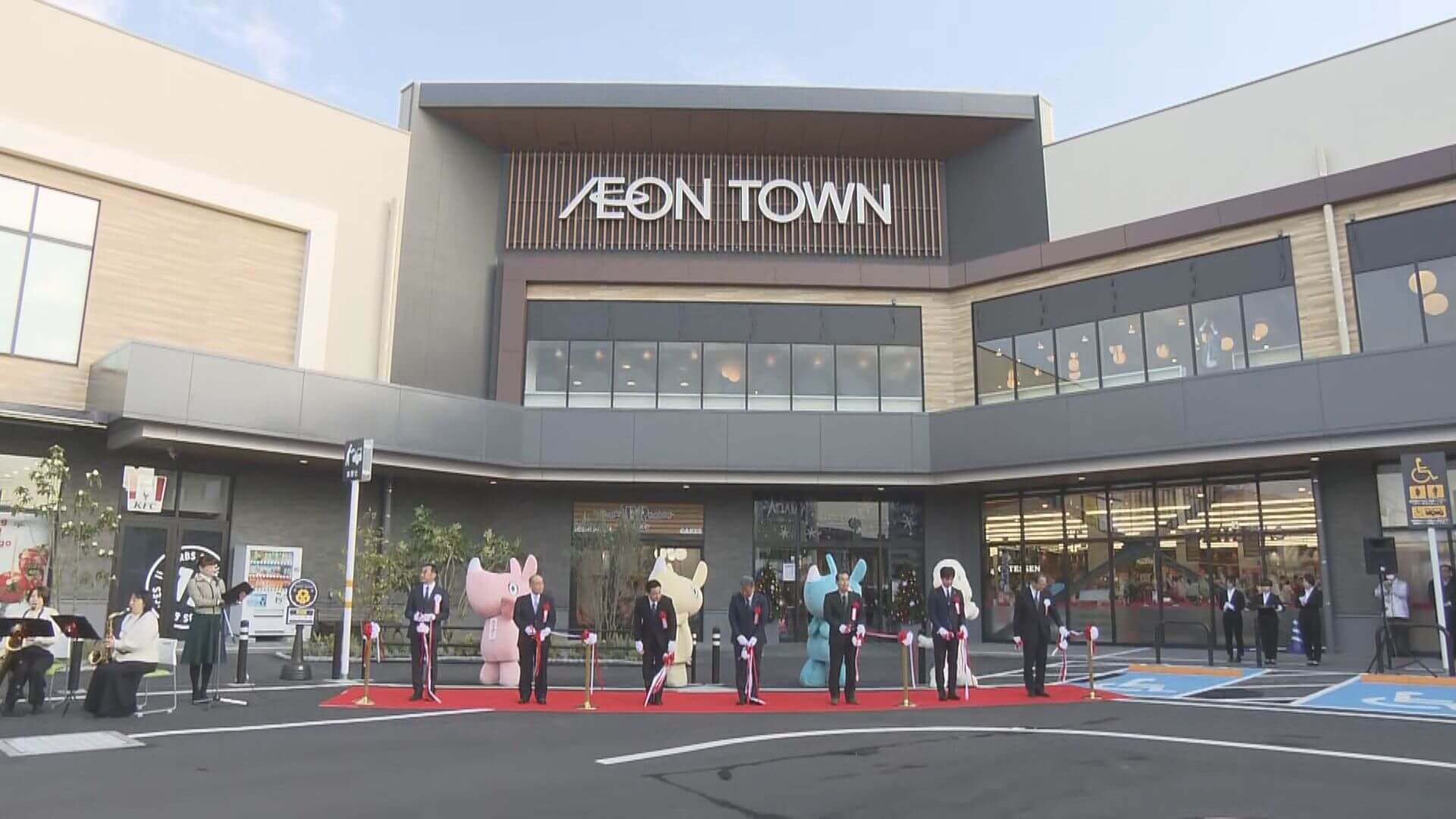 イオンタウン楽々園 オープン　多くの人でにぎわう　広島市佐伯区