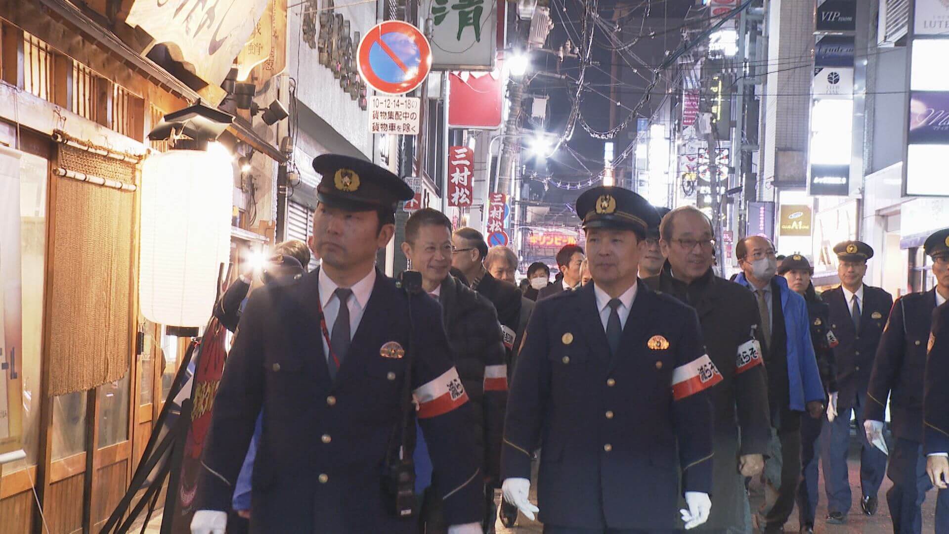 湯崎知事や松井広島市長が歓楽街のパトロールを視察・広島