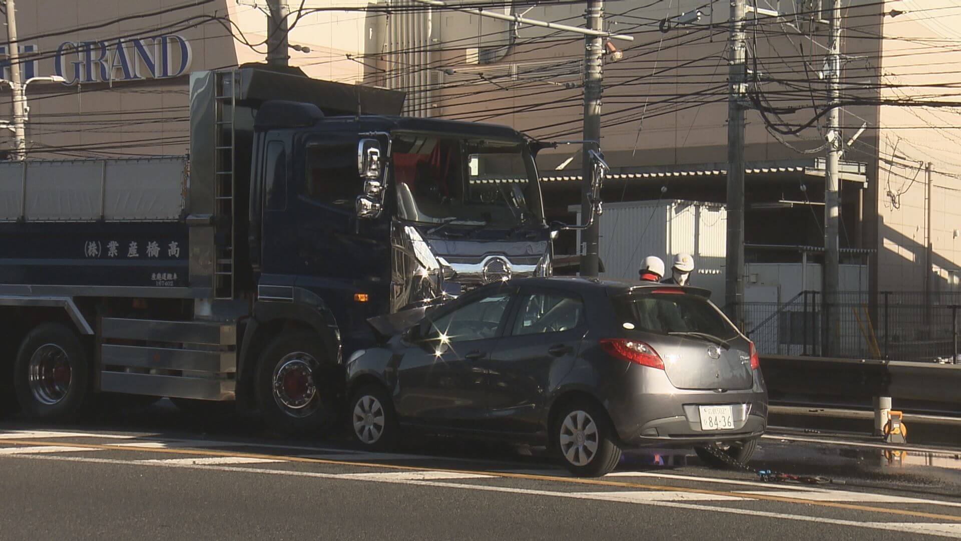 トラックと乗用車が正面衝突 高齢女性が死亡　広島