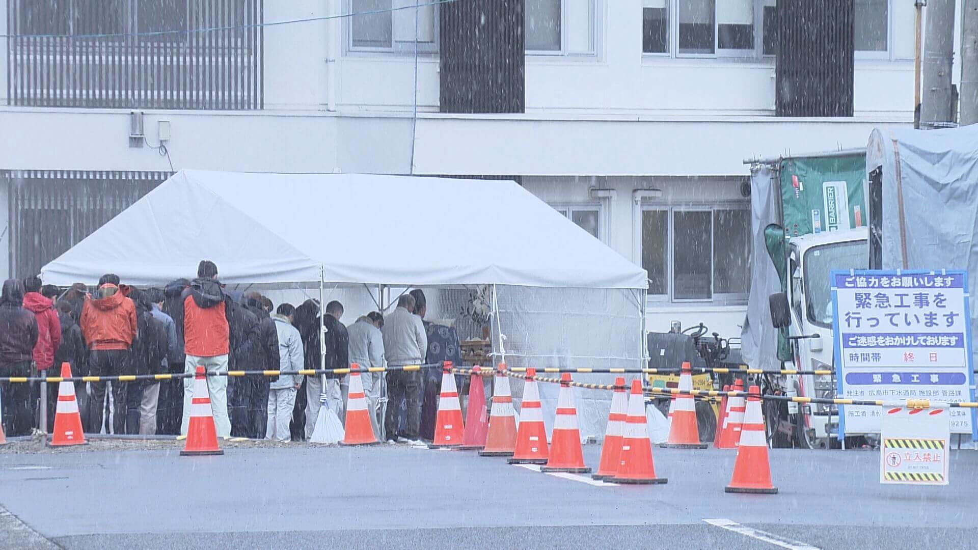 西区道路陥没　傾いた建物 解体工事始まる　広島市