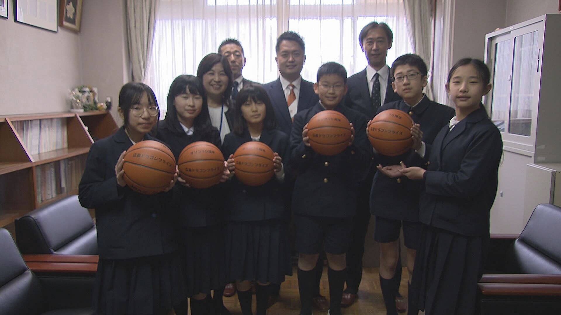 広島の企業が創業記念で広島ドラゴンフライズとともに小学校にバスケットボール贈呈