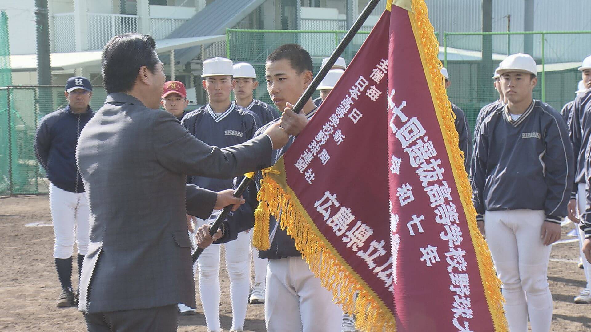 ９４年ぶりの優勝目指す　広島商に選抜旗授与　広島