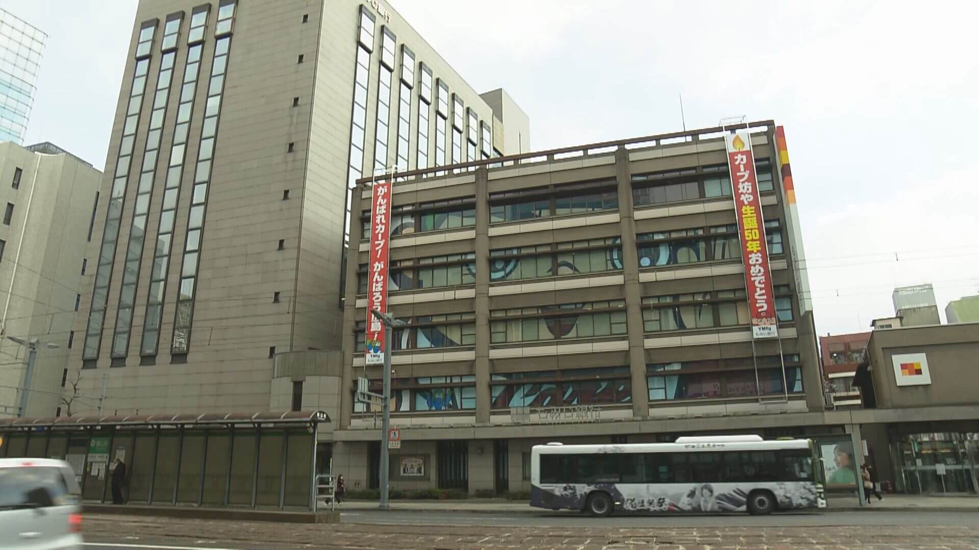 生誕５０年を記念　もみじ銀行に巨大な“カープ坊や”登場　広島