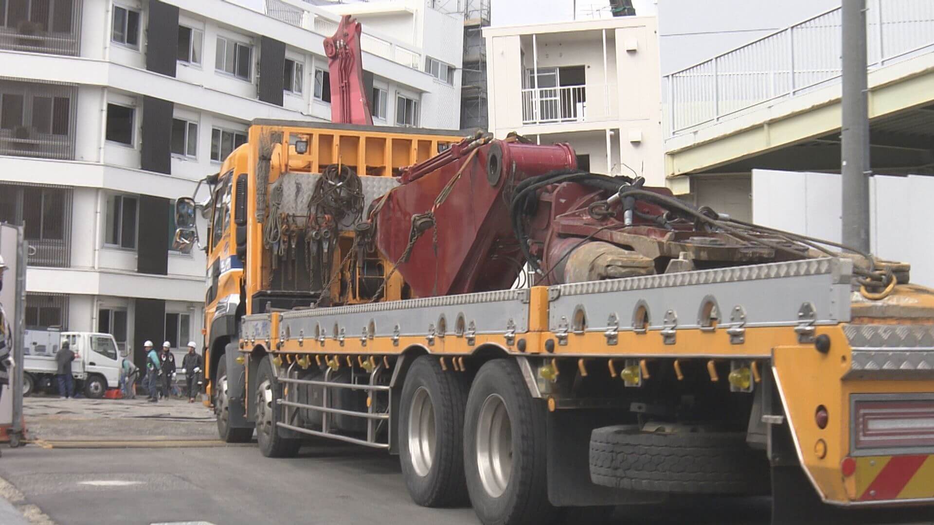 広島市西区の道路陥没　大型機械などを搬入　傾いた建物解体へ