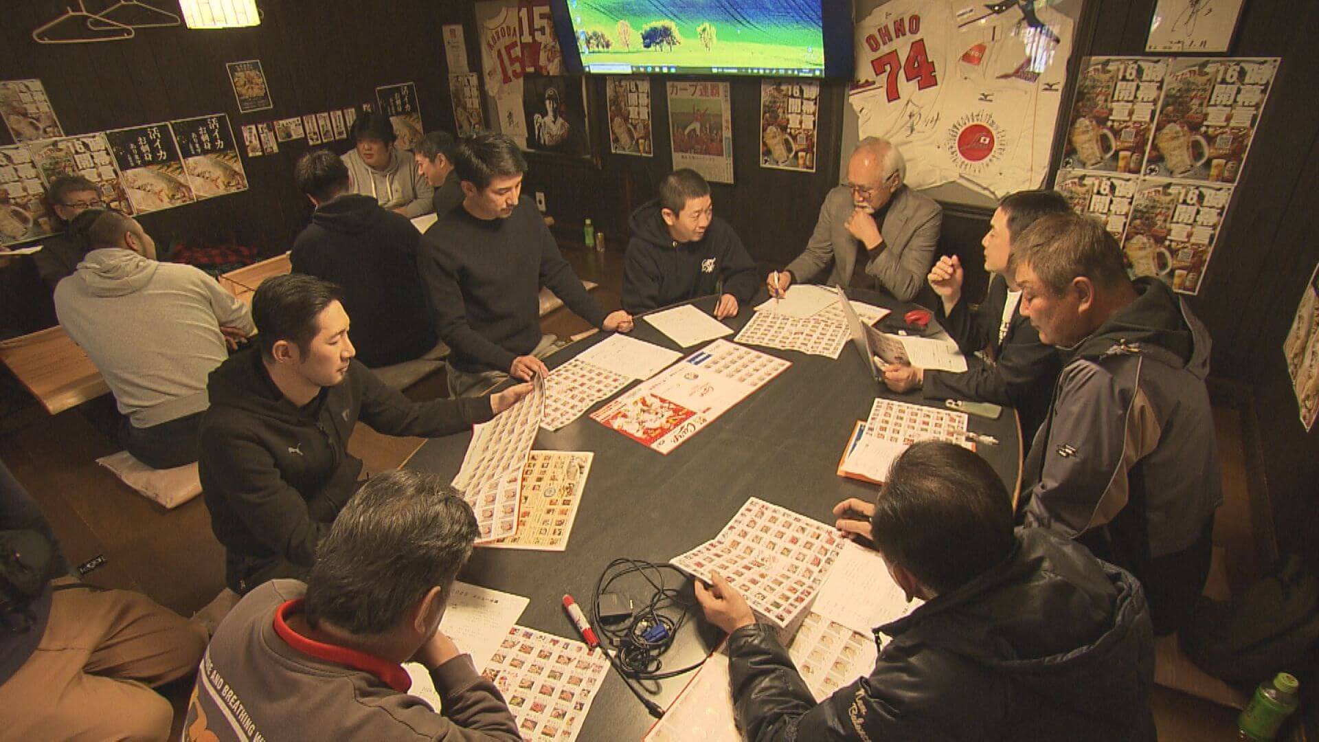 開幕へ準備 カープ鳥ドラフト会議　新加入選手に推し串も　広島