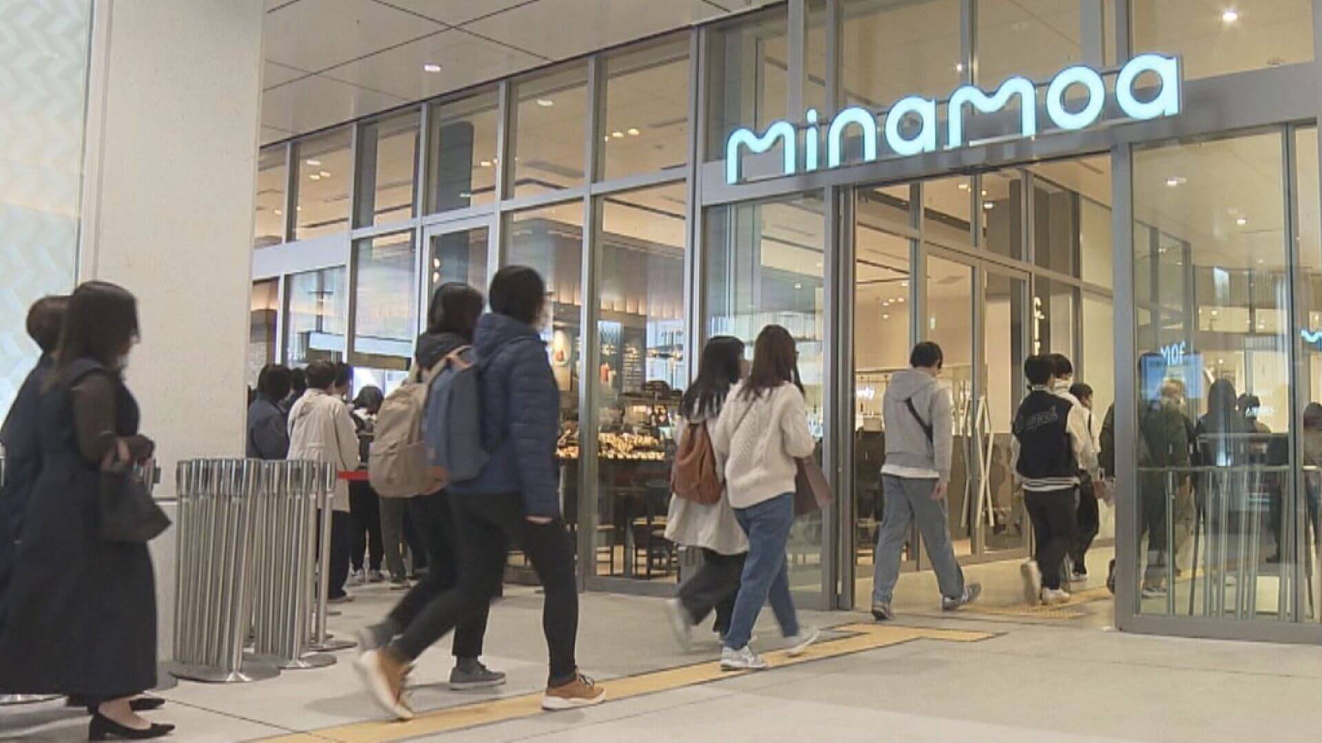 広島駅の新駅ビル「ミナモア」初の週末でにぎわい