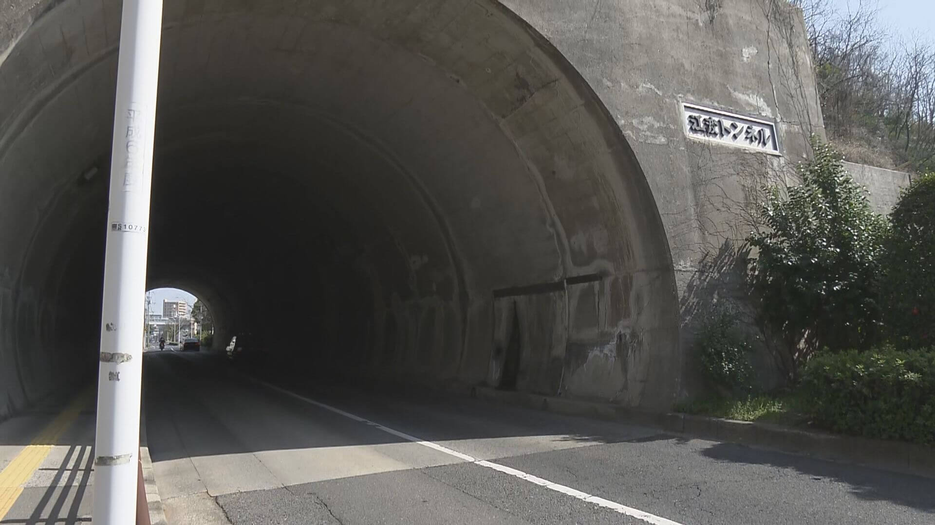 パトカー追跡中のバイクが壁に衝突し運転手死亡　後部座席の男を逮捕　広島