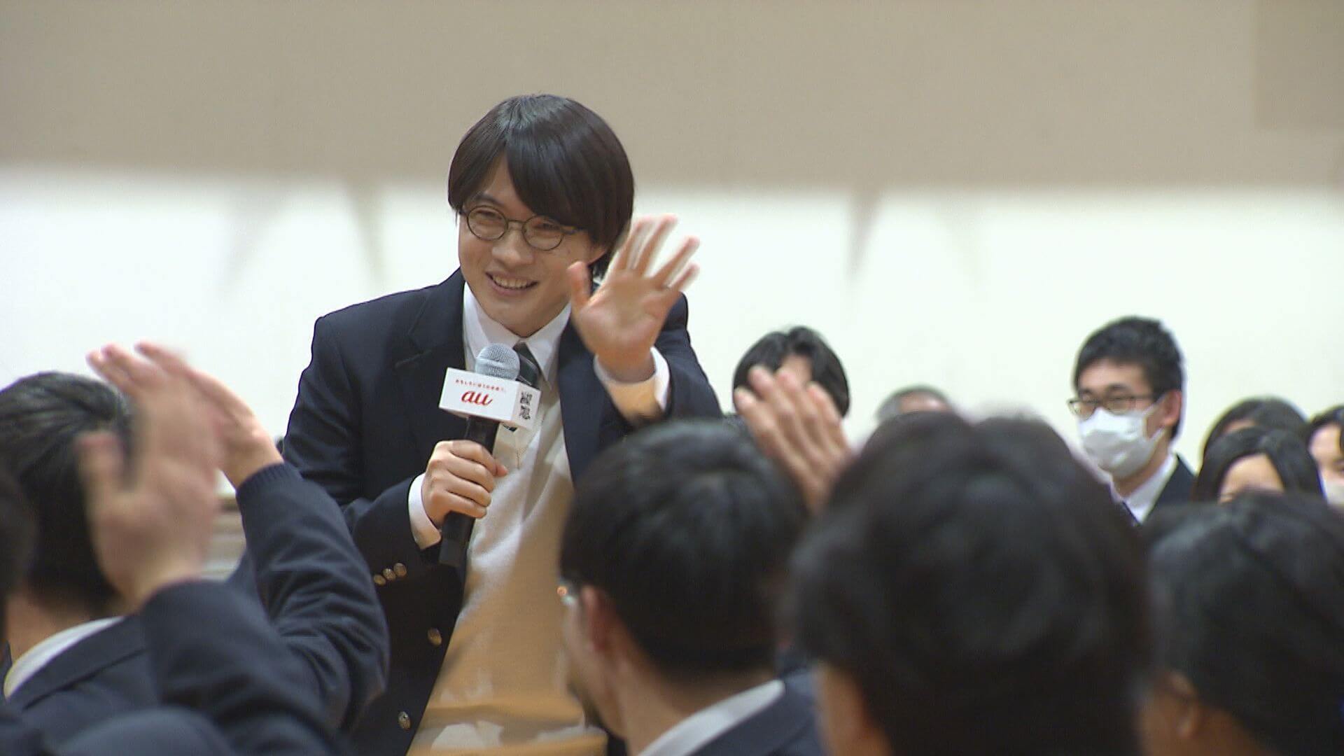 「安心して夢に向かって」高校卒業式にサプライズゲスト登場　ＣＭでおなじみの人気俳優　広島・尾道市
