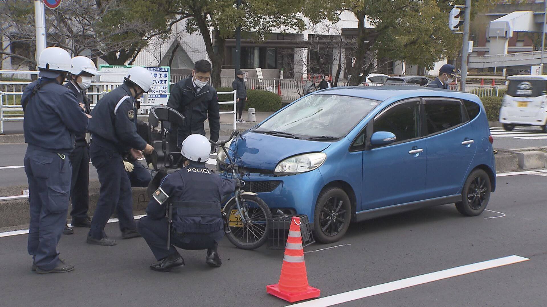 自転車が車にはねられる事故　４４歳女性が意識不明　広島