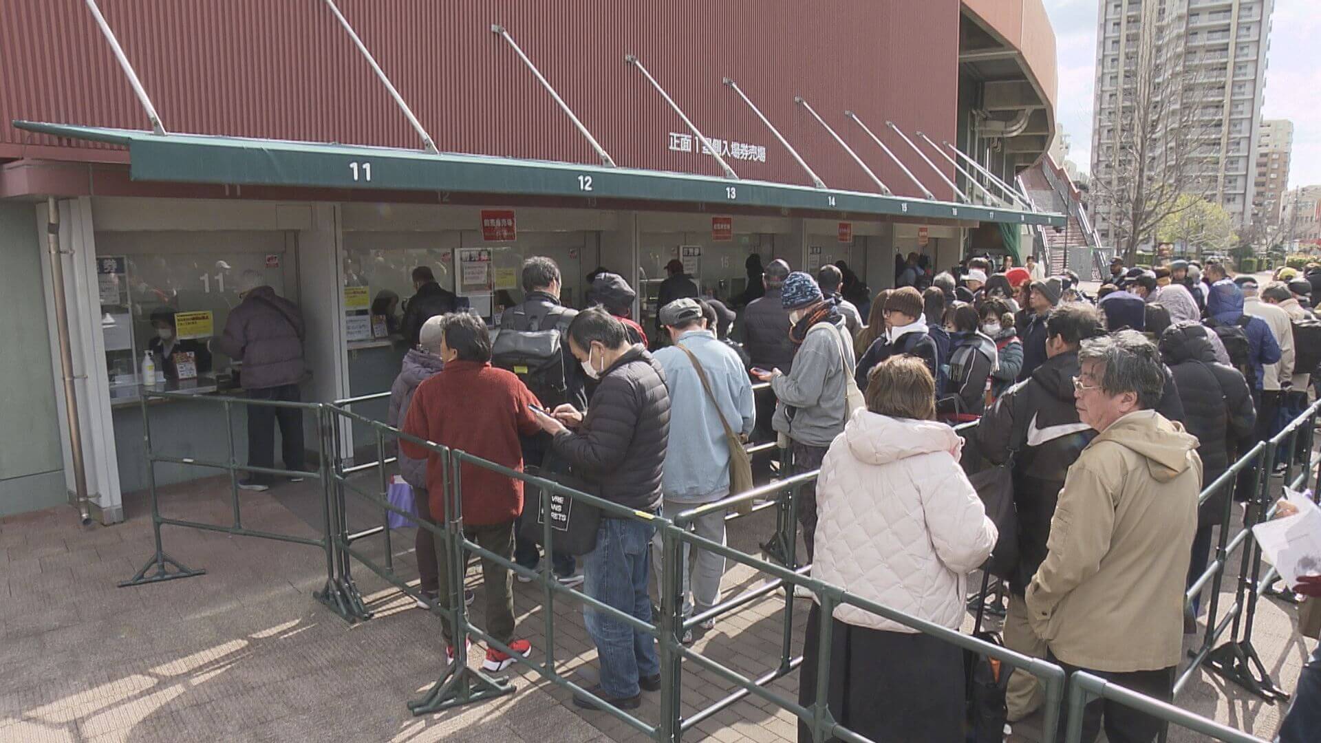 「希望のチケット全部ゲットできた！」ファン心待ちの開幕　カープ公式戦チケット窓口販売スタート　広島