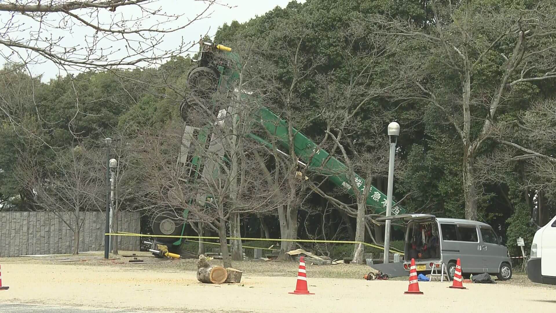 クレーン車が倒れ身動きとれず　電柱も倒れ住宅の屋根にも…　広島市