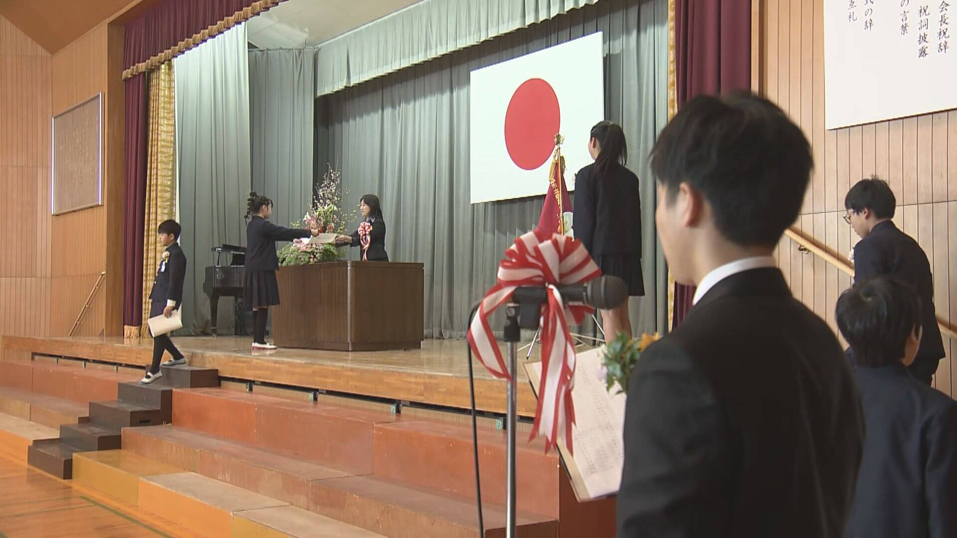 公立小学校で卒業式 折り鶴再生紙の証書授与　広島
