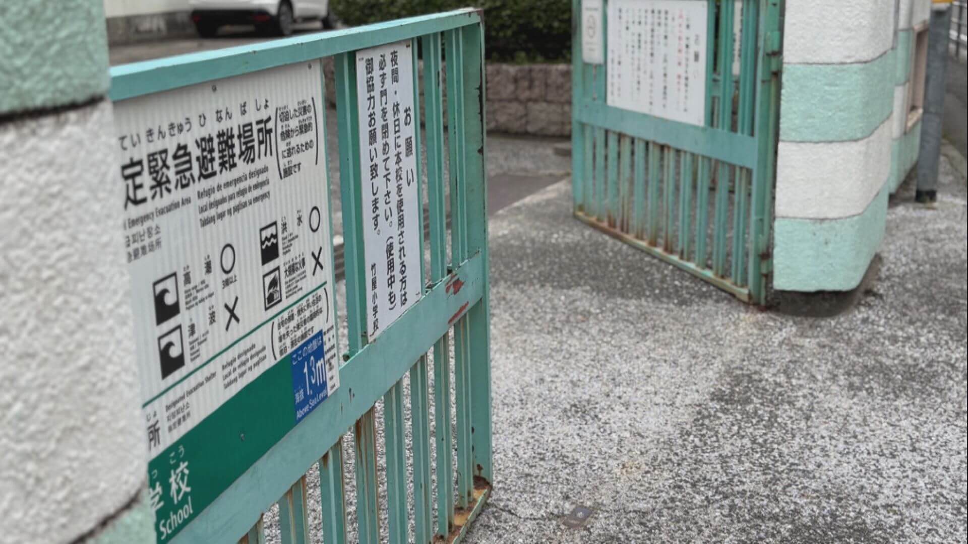 トラックが小学校の門に衝突「降りたら動き出した…」　女性２人がけが　広島市中区