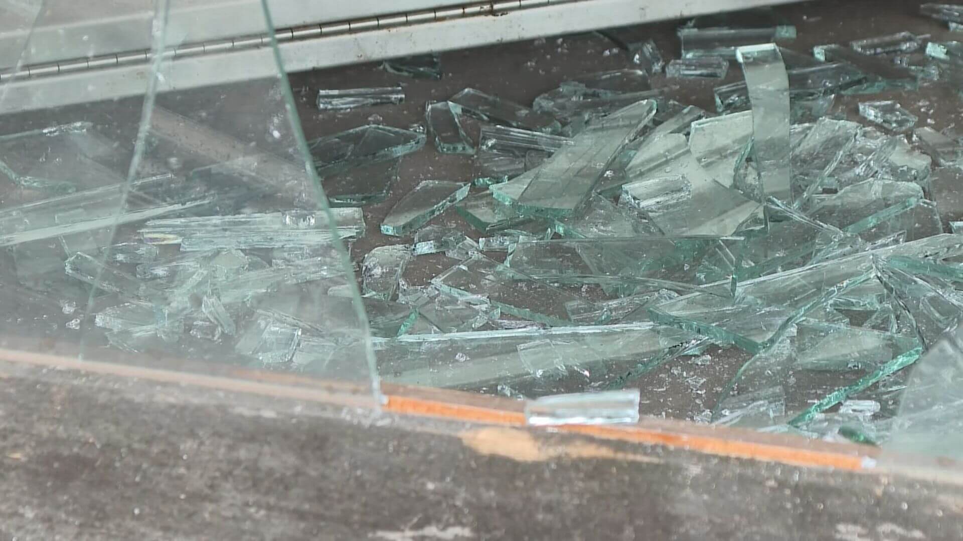 海上自衛官の男（２８）逮捕　いかりのオブジェでガラス割ったか　容疑を否認　広島