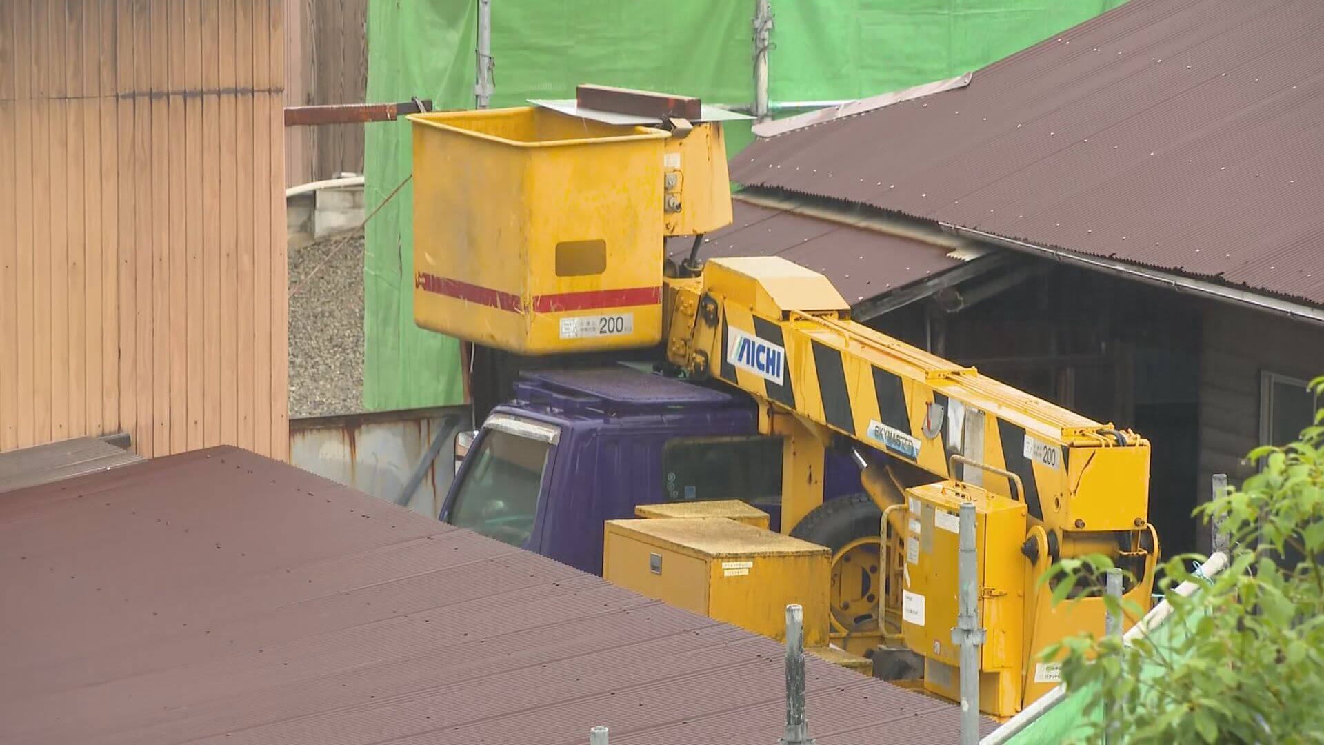 車と建物の間に挟まり男性死亡　東広島市安芸津町