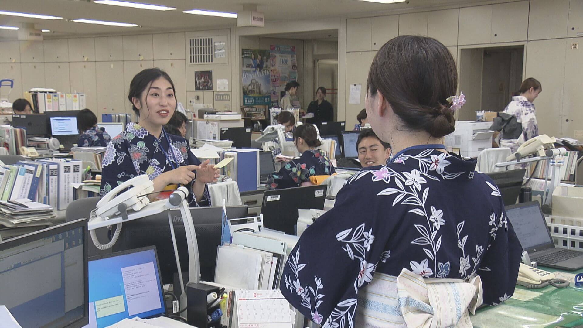 ６日から「とうかさん」広島市職員が「ゆかたできん祭」ＰＲで浴衣姿で仕事