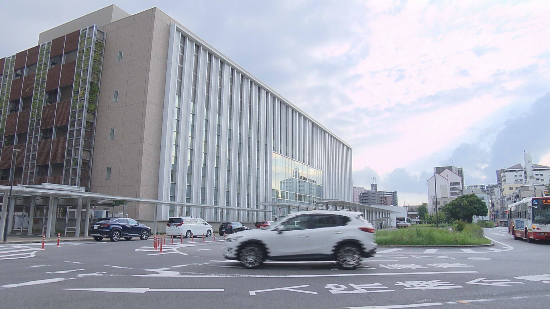 広島大学大学院の教授で医師の男　車４台に傷をつけた疑いで逮捕