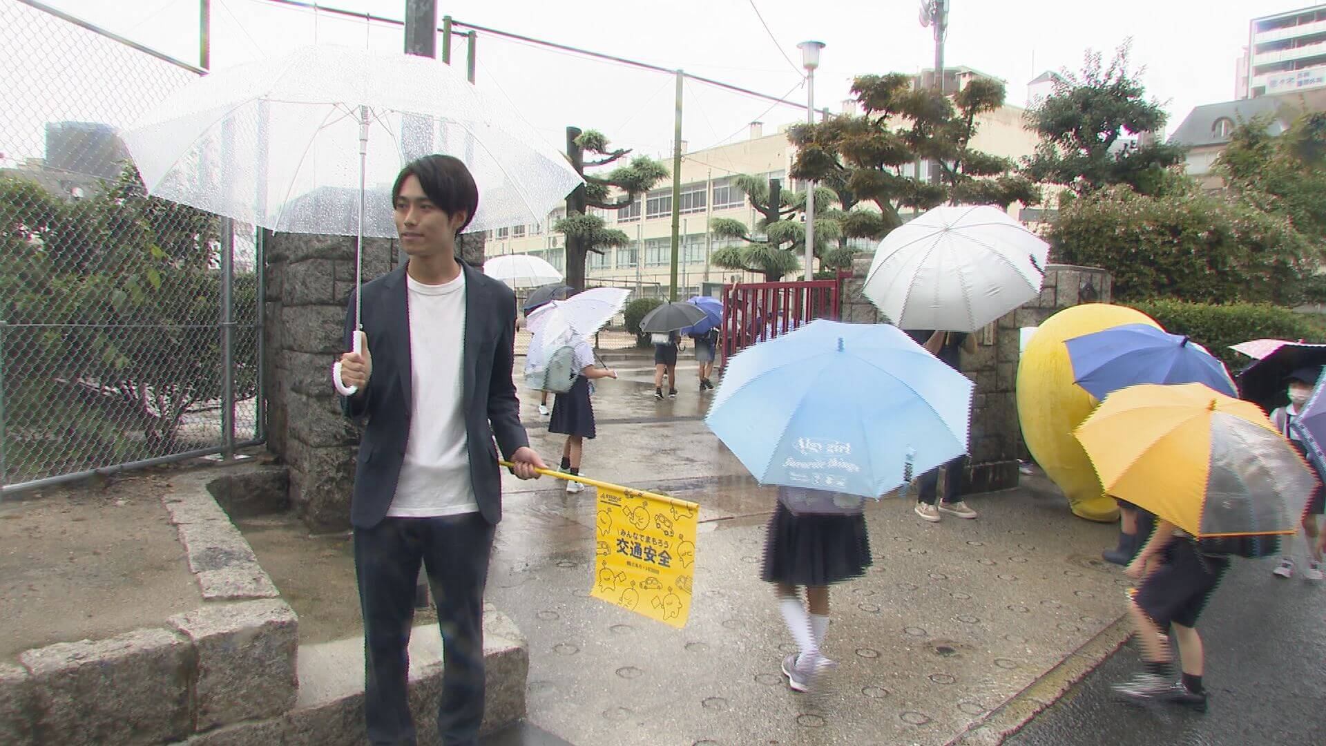 秋の交通安全運動　小学校で見守り活動「ゼブラストップHIROSHIMA」　広島