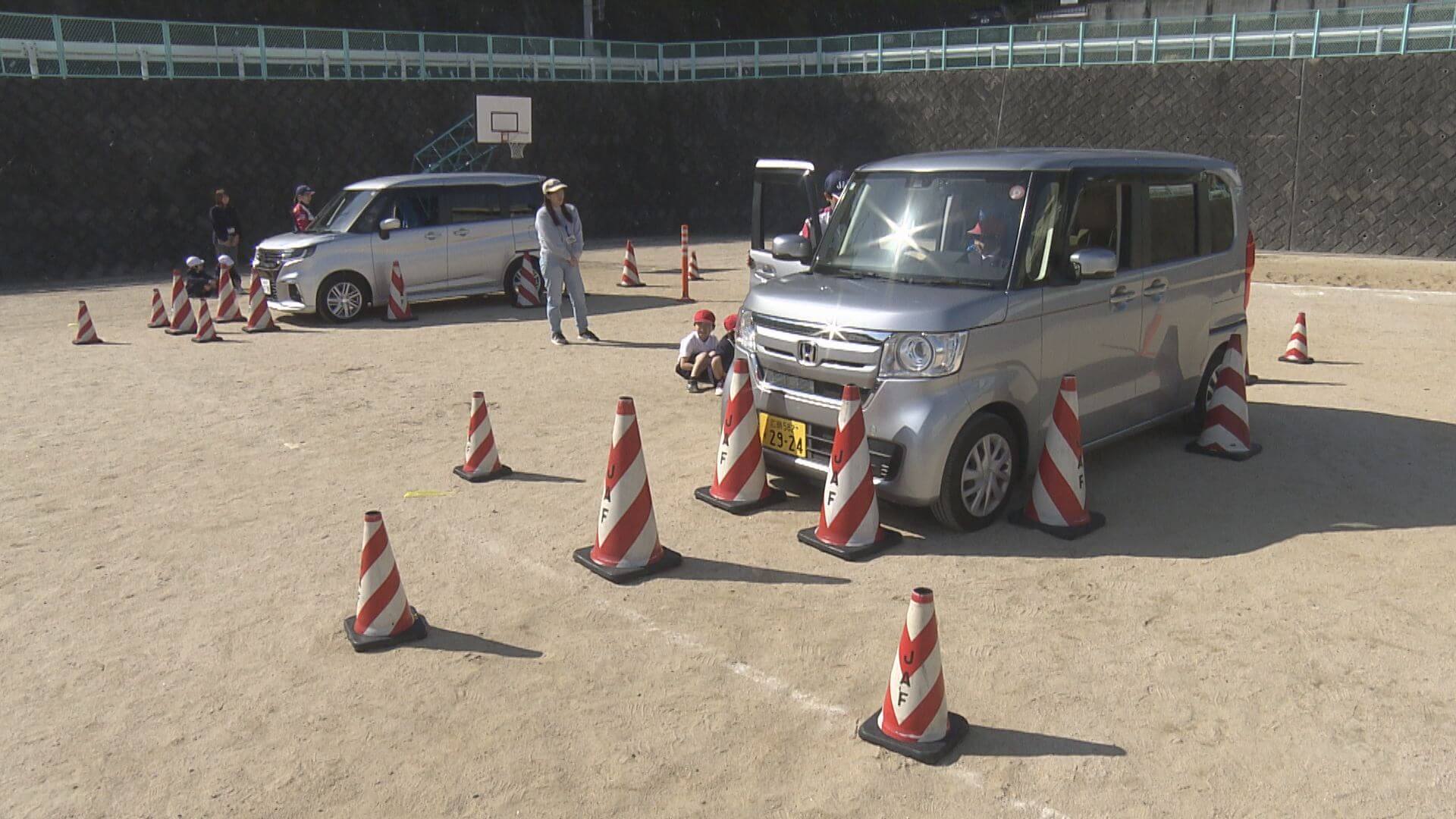児童が車から“見えない危険”を体験　「横断歩道の近くでは遊ばない」　広島