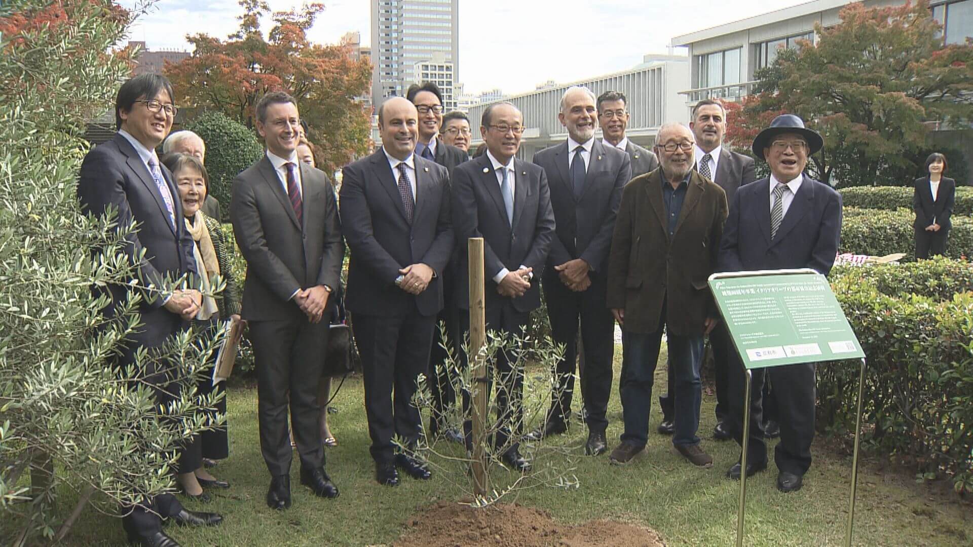 イタリアから広島市へ　“平和の象徴”オリーブの苗木寄贈