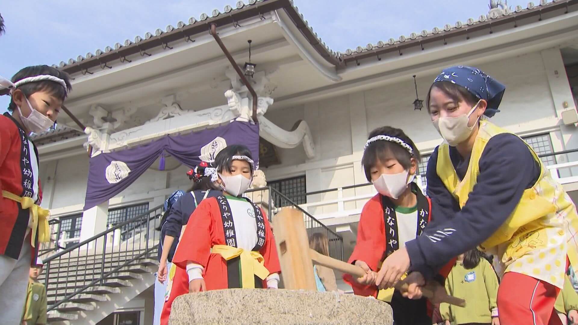 力強くぺったんぺったん！　園児が昔ながらの餅つきに挑戦　福山市