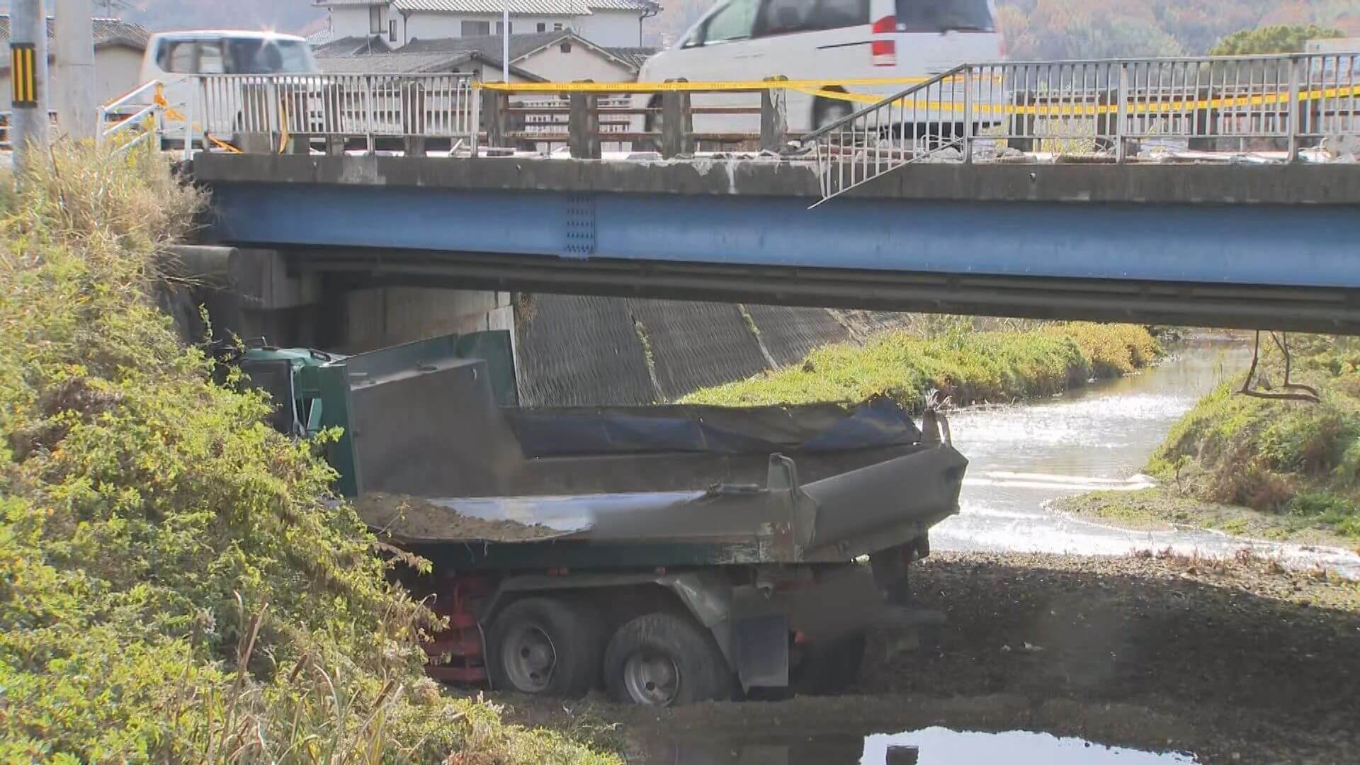 【広島県府中市】　ダンプカーが川に転落　運転手けが