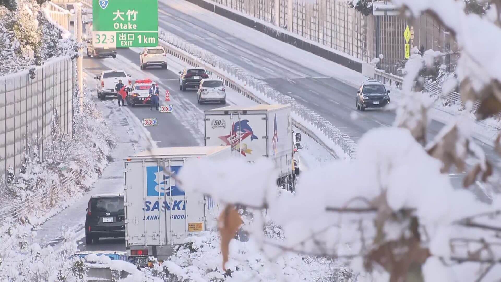大雪のため山陽道で立ち往生 最大２３ｋｍ渋滞「ノーマルタイヤで来て」 広島