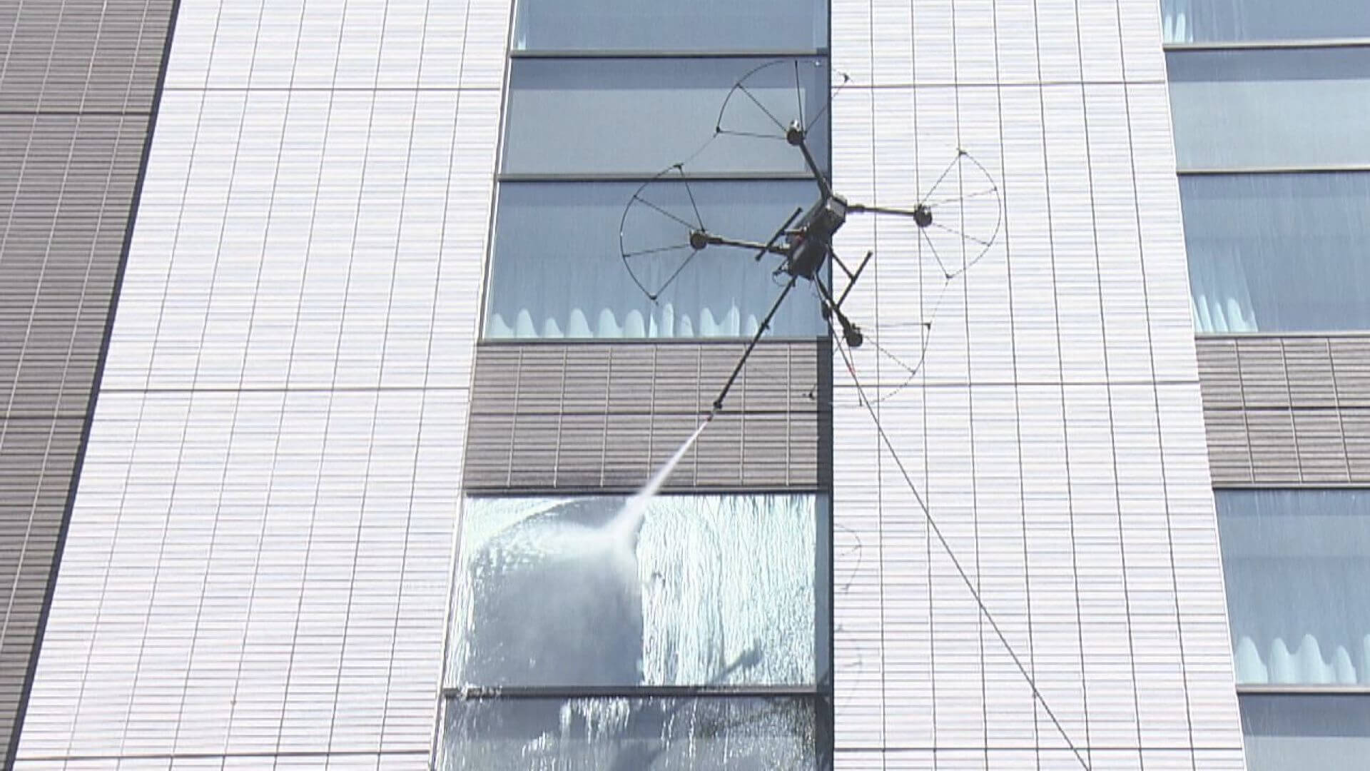 高層ビルの窓をドローンで高圧洗浄　人員確保など課題解決へ実証実験　広島